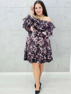 kobieca sukienka plus size w kwiaty z falbanami – stylizacja na przyjęcie