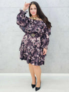 modna sukienka plus size z odkrytymi ramionami – na modelce