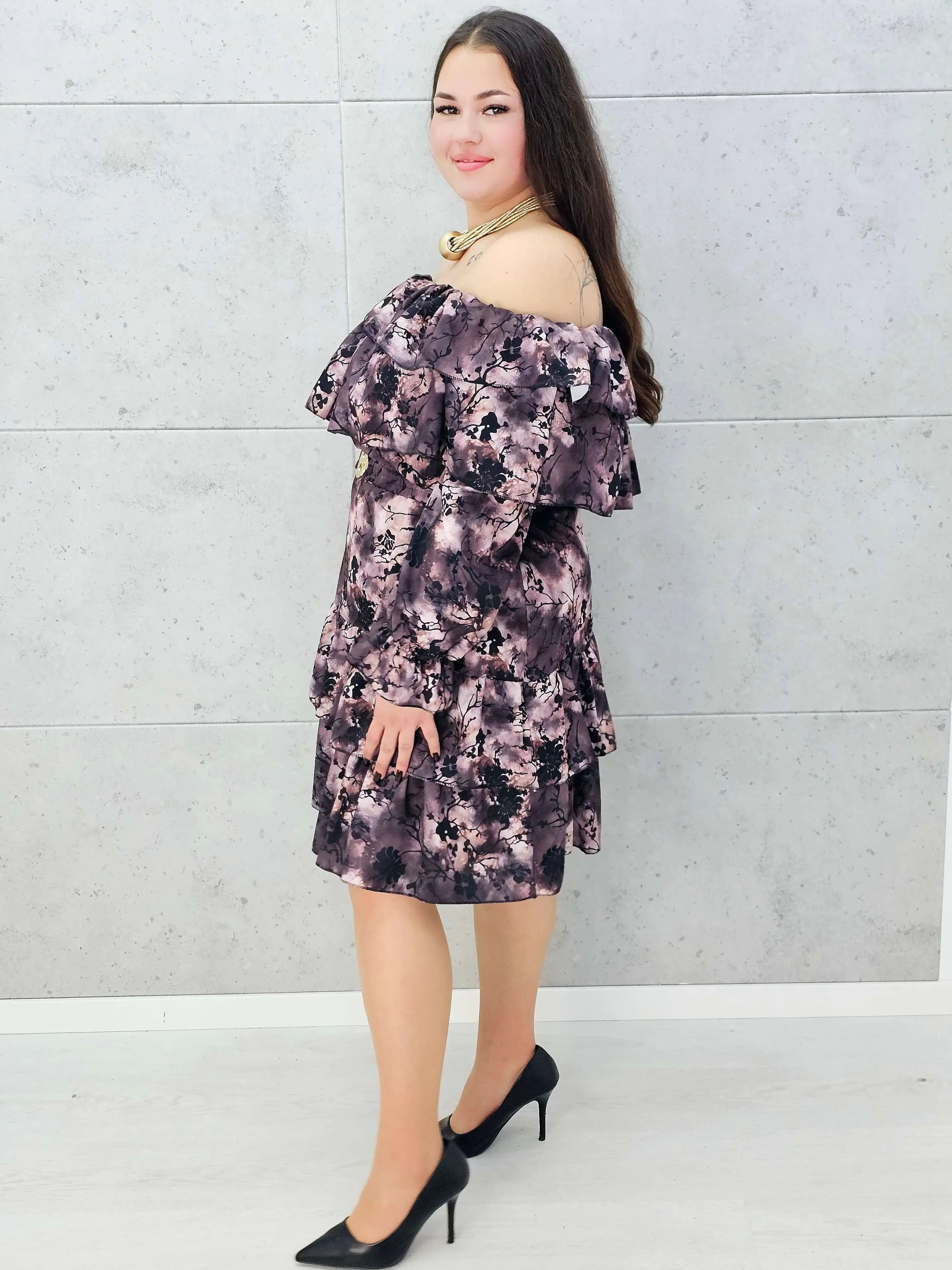 sukienka plus size z falbanami i odkrytymi ramionami w kwiatowy print – bok