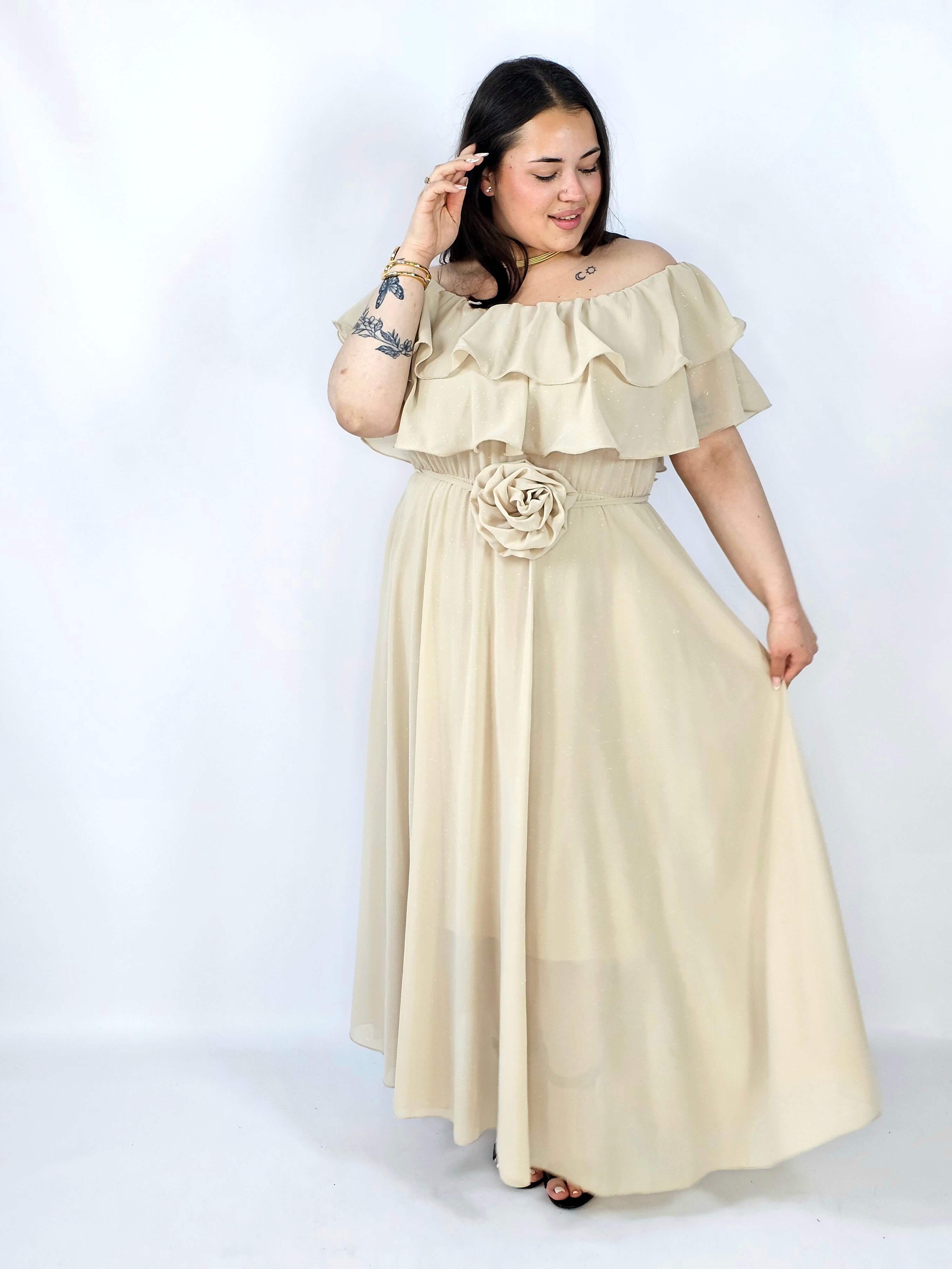 Sukienka plus size z falbanami i subtelnym połyskiem – efekt WOW XXL Stylowa XL