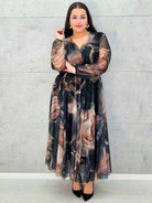 Sukienka plus size z kopertowym dekoltem i printem w odcieniach bordo i czerni – Stylowa elegancja dla kobiet XXL - Stylowa XL