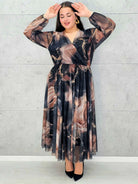 Sukienka plus size z kopertowym dekoltem i printem w odcieniach bordo i czerni – Stylowa elegancja dla kobiet XXL - Stylowa XL