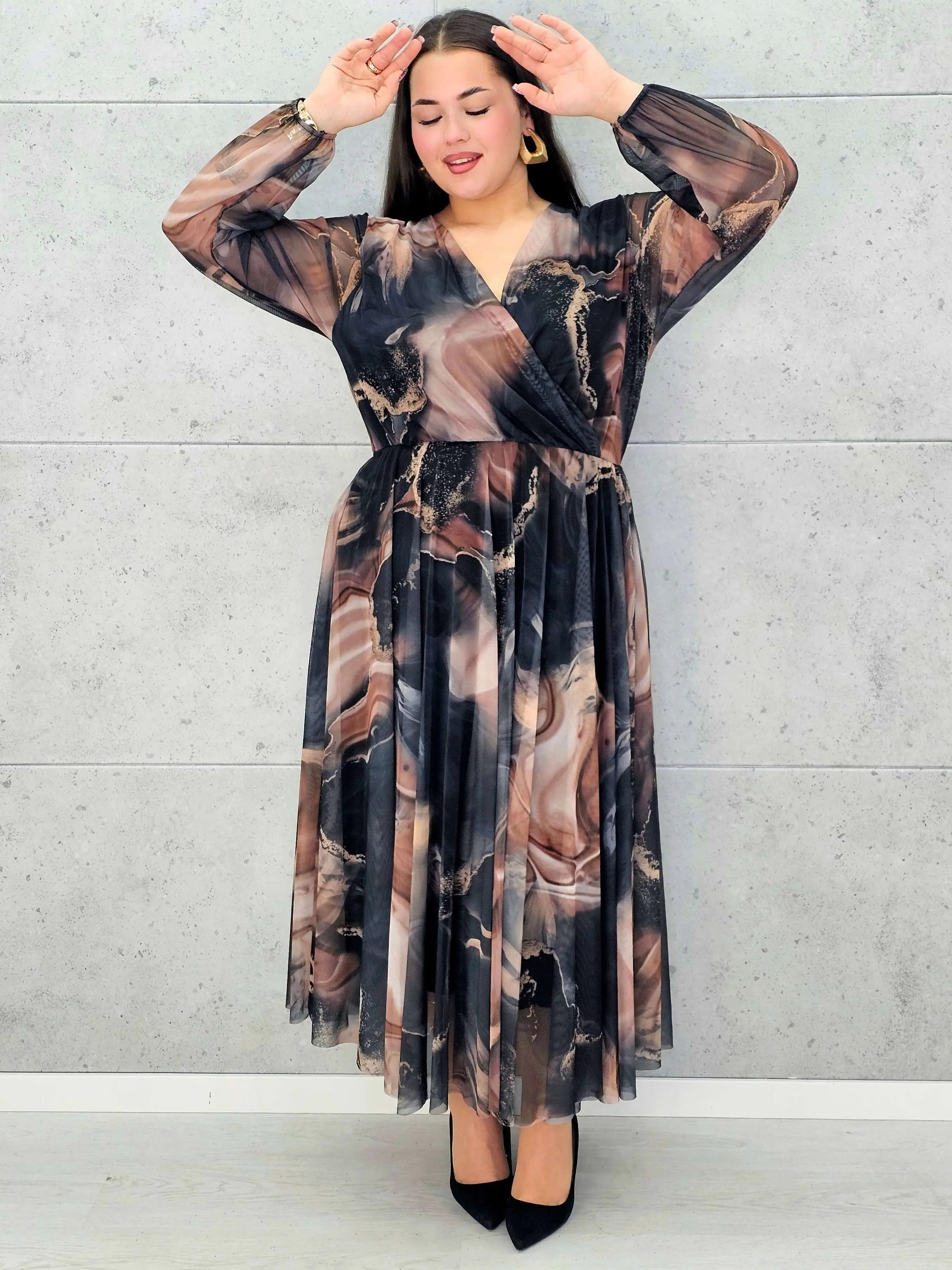 Sukienka plus size z kopertowym dekoltem i printem w odcieniach bordo i czerni – Stylowa elegancja dla kobiet XXL - Stylowa XL