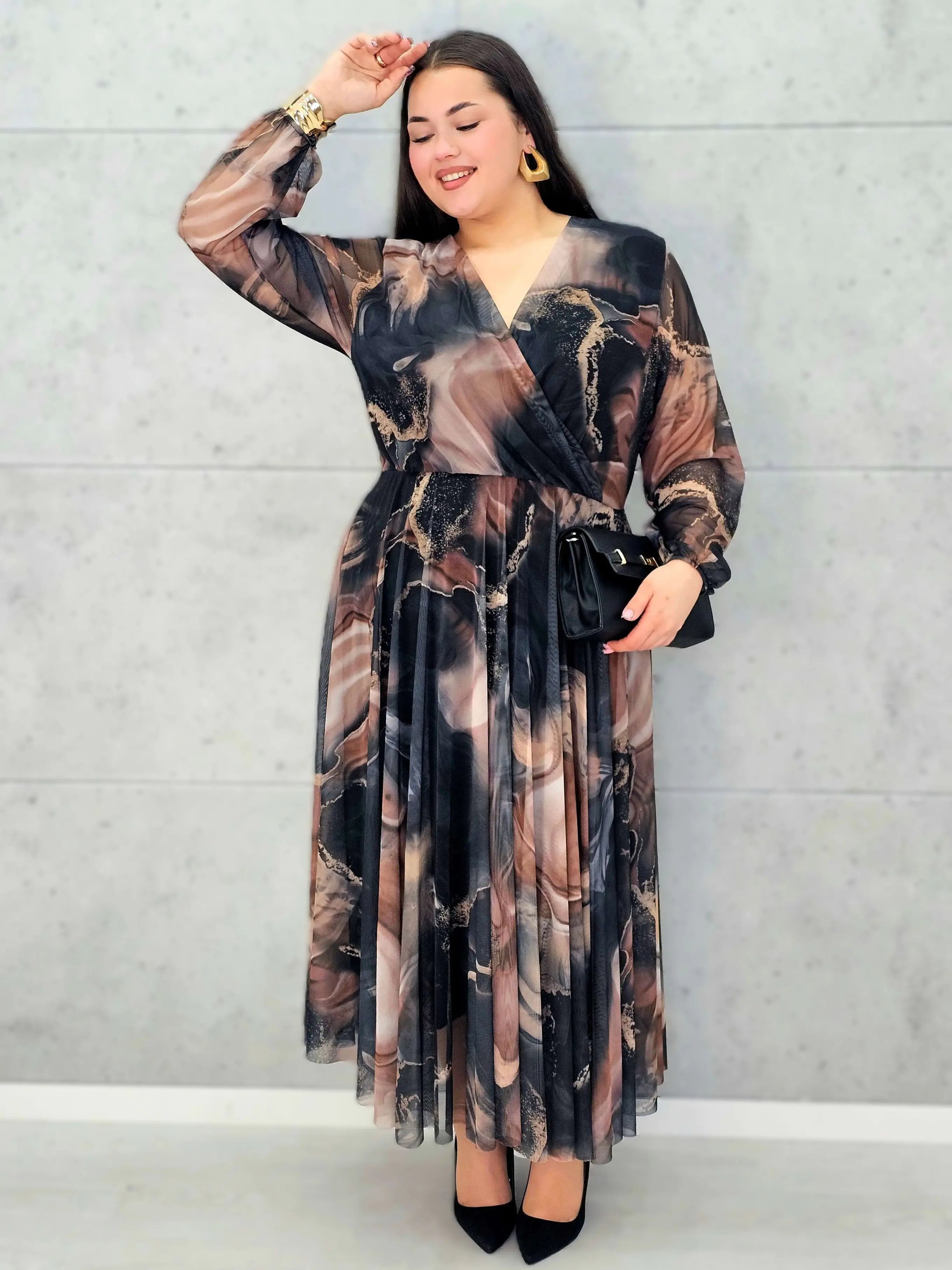 Sukienka plus size z kopertowym dekoltem i printem w odcieniach bordo i czerni – Stylowa elegancja dla kobiet XXL - Stylowa XL