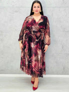 Sukienka plus size z kopertowym dekoltem i printem w odcieniach bordo i czerni – Stylowa elegancja dla kobiet XXL - Stylowa XL