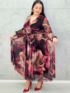 Sukienka plus size z kopertowym dekoltem i printem w odcieniach bordo i czerni – Stylowa elegancja dla kobiet XXL - Stylowa XL