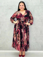 Sukienka plus size z kopertowym dekoltem i printem w odcieniach bordo i czerni – Stylowa elegancja dla kobiet XXL - Stylowa XL