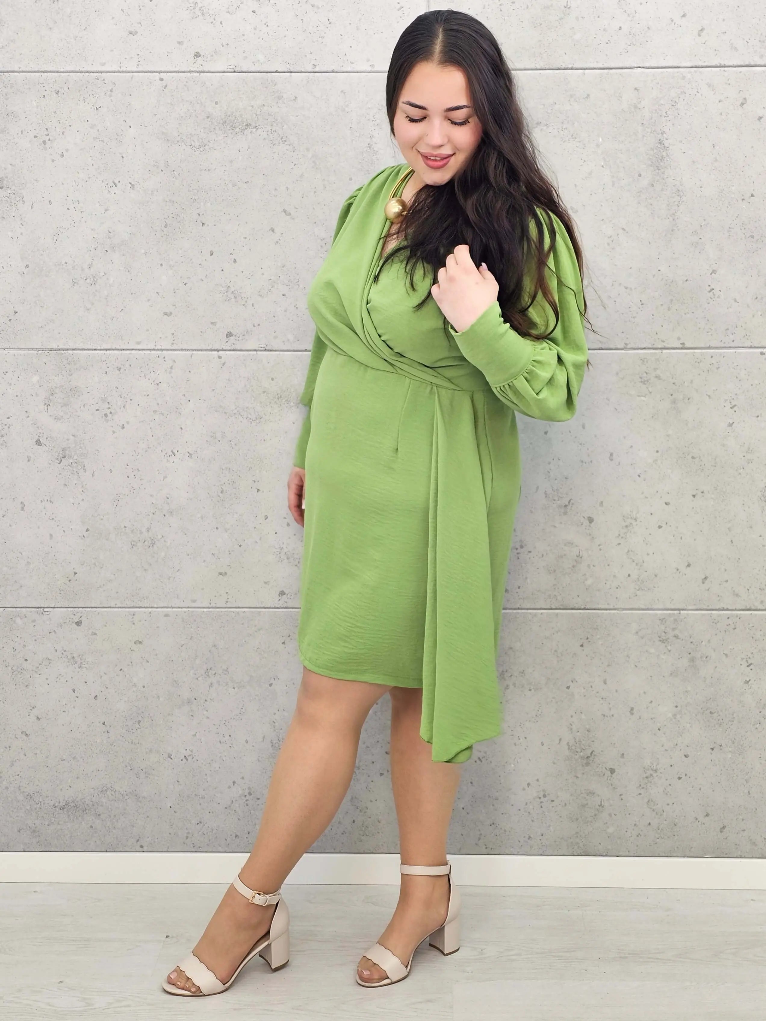 Sukienka plus size z kopertowym dekoltem i wiązaniem – elegancja i kobiecość w wersji XL Stylowa XL