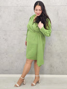 Sukienka plus size z kopertowym dekoltem i wiązaniem – elegancja i kobiecość w wersji XL Stylowa XL