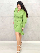 Sukienka plus size z kopertowym dekoltem i wiązaniem – elegancja i kobiecość w wersji XL Stylowa XL