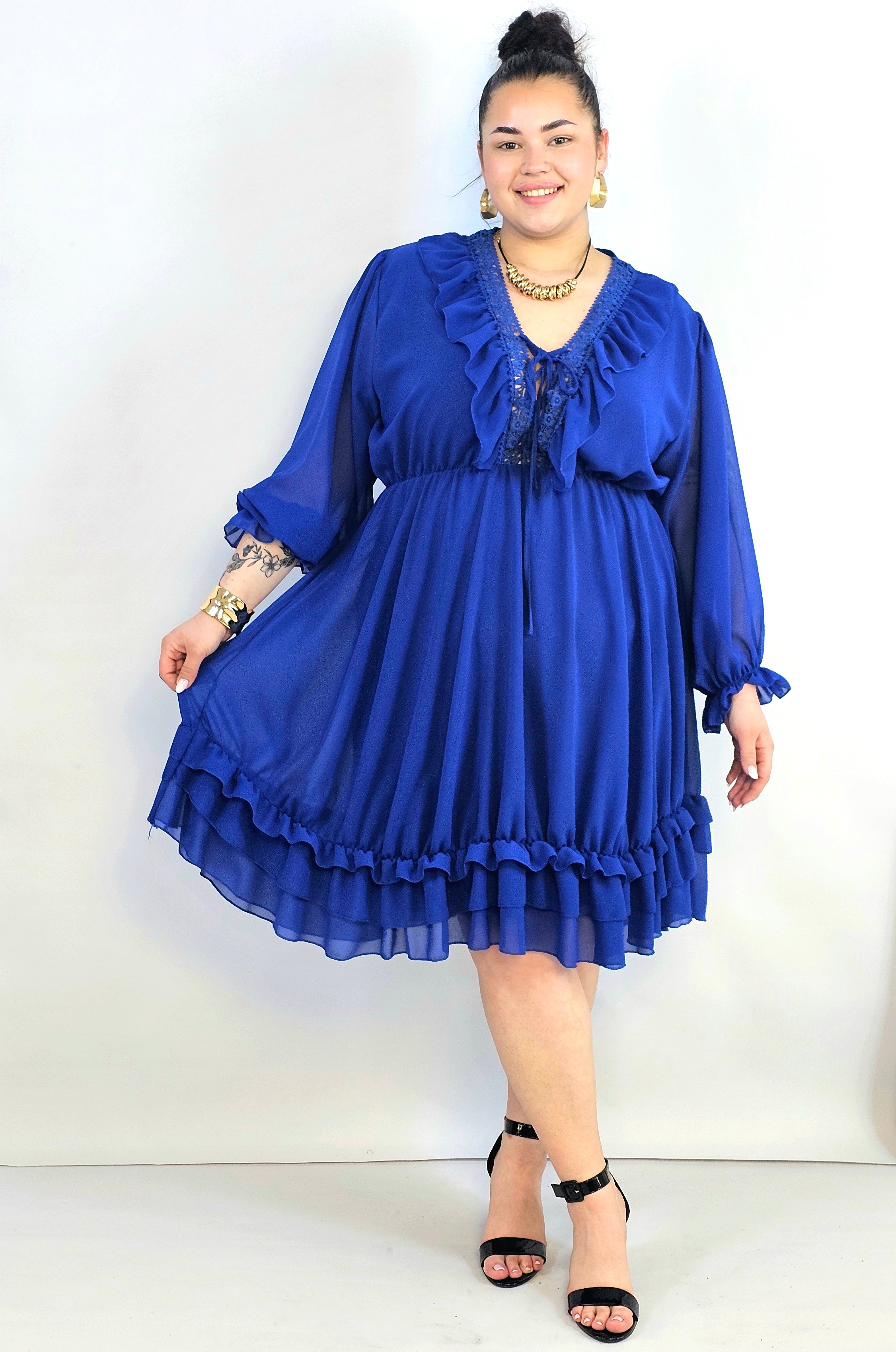 Sukienka plus size z koronkowym dekoltem i falbaną – elegancka lekkość XXL Stylowa XL