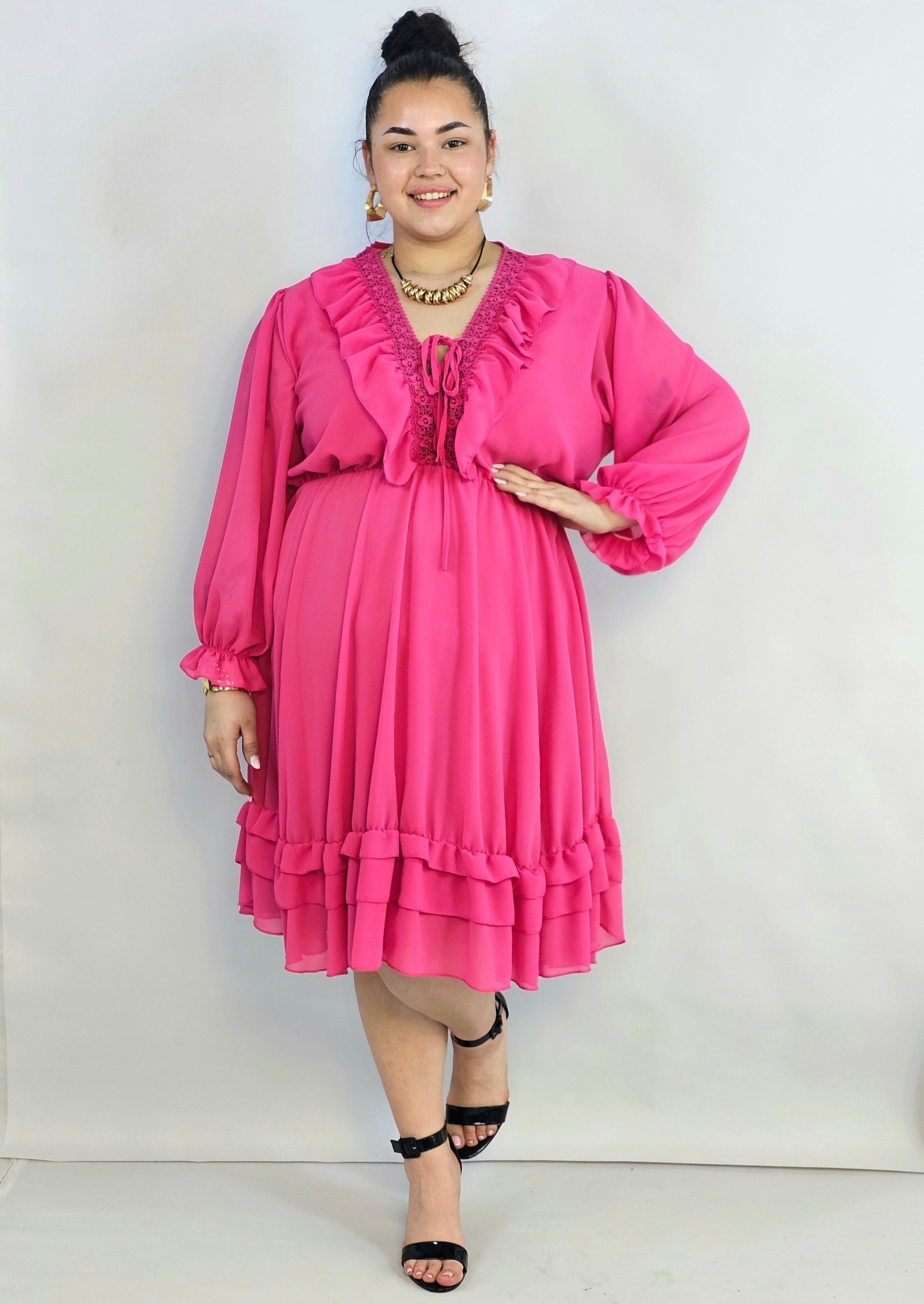 Sukienka plus size z koronkowym dekoltem i falbaną – elegancka lekkość XXL Stylowa XL