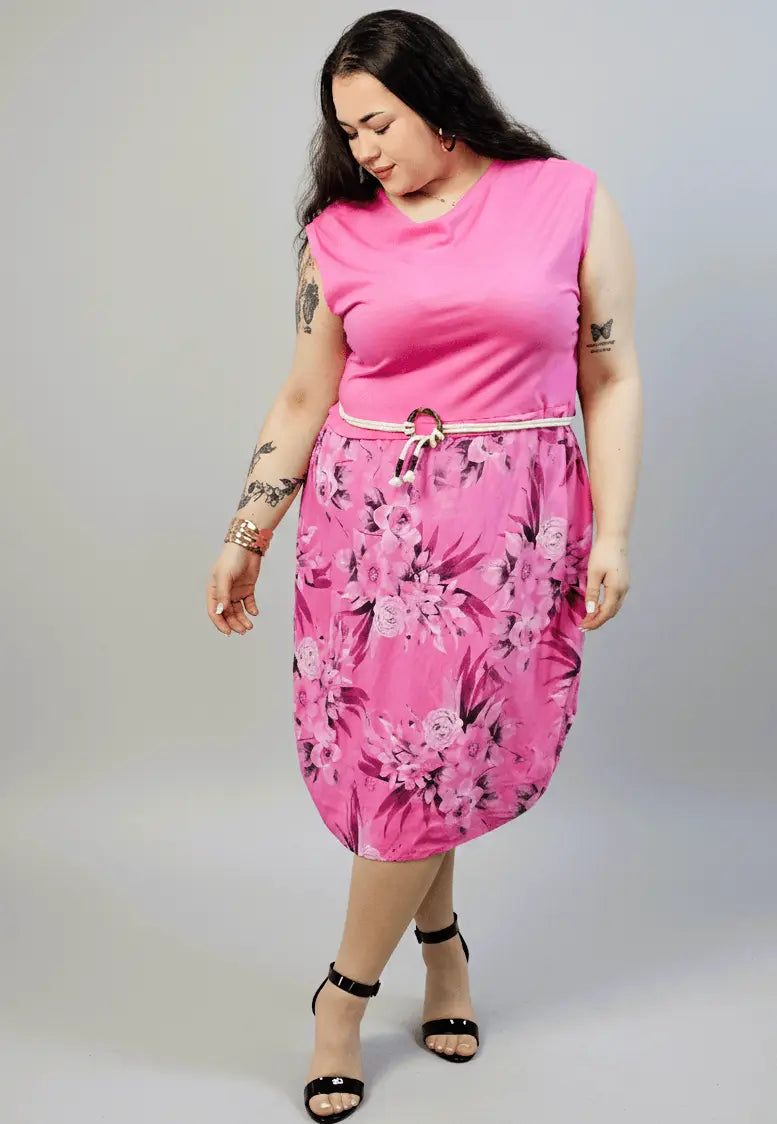 Sukienka plus size z kwiatowym dołem i paskiem w talii Stylowa XL