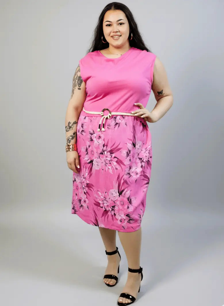 Sukienka plus size z kwiatowym dołem i paskiem w talii Stylowa XL
