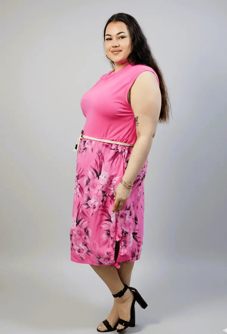 Sukienka plus size z kwiatowym dołem i paskiem w talii Stylowa XL