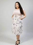 Sukienka plus size z kwiatowym dołem i paskiem w talii Stylowa XL