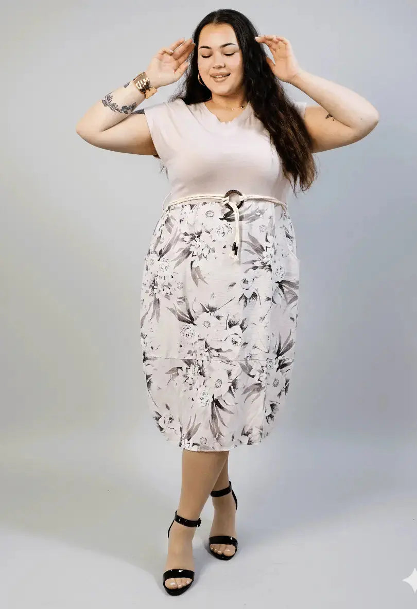 Sukienka plus size z kwiatowym dołem i paskiem w talii Stylowa XL