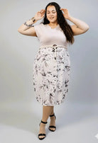 Sukienka plus size z kwiatowym dołem i paskiem w talii Stylowa XL