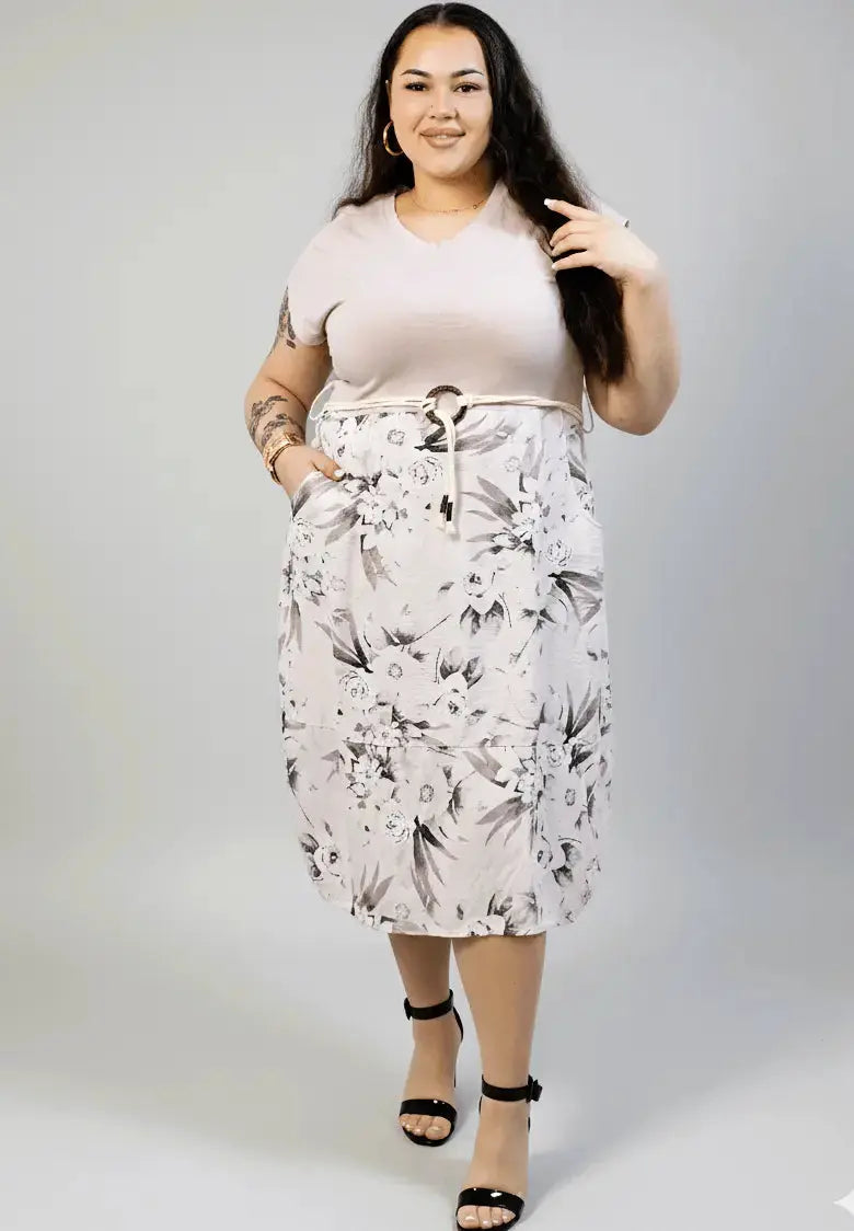 Sukienka plus size z kwiatowym dołem i paskiem w talii Stylowa XL