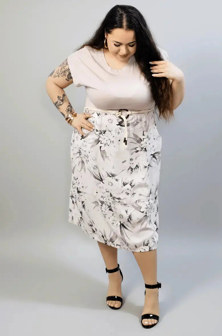 Sukienka plus size z kwiatowym dołem i paskiem w talii Stylowa XL
