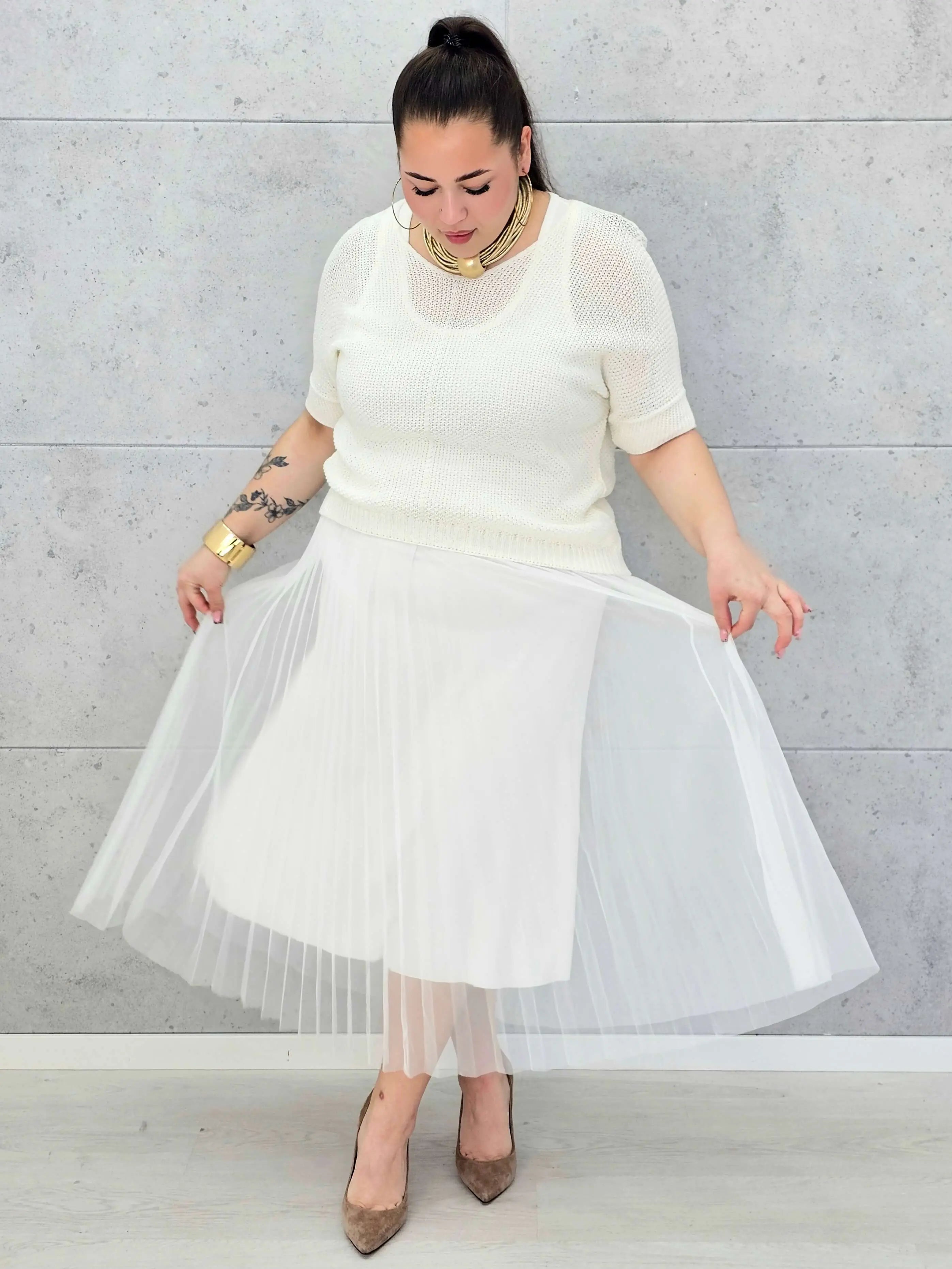 Sukienka plus size z lekką plisowaną spódnicą w eleganckiej bieli — Stylowa XL Stylowa XL