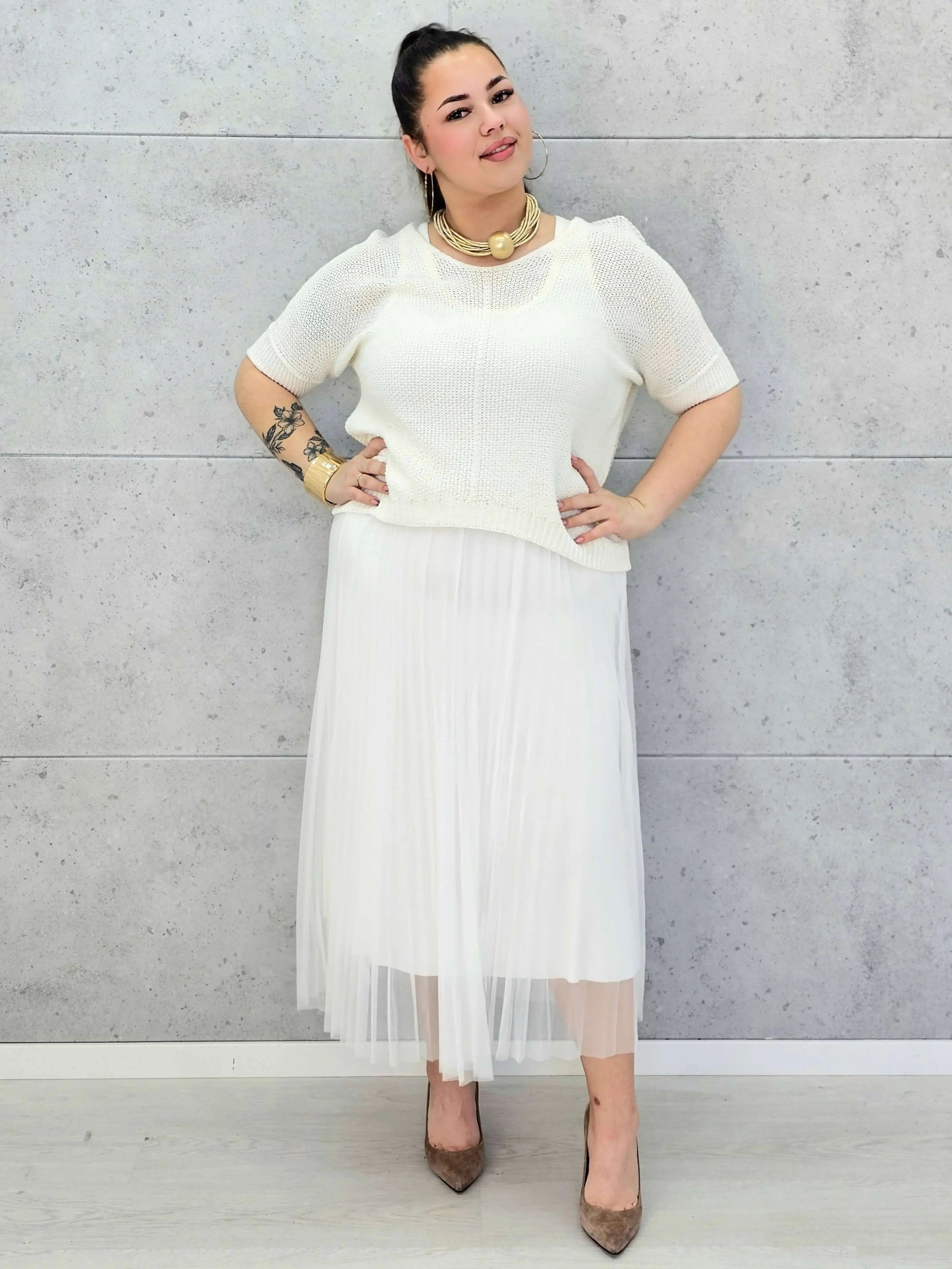 Sukienka plus size z lekką plisowaną spódnicą w eleganckiej bieli — Stylowa XL Stylowa XL