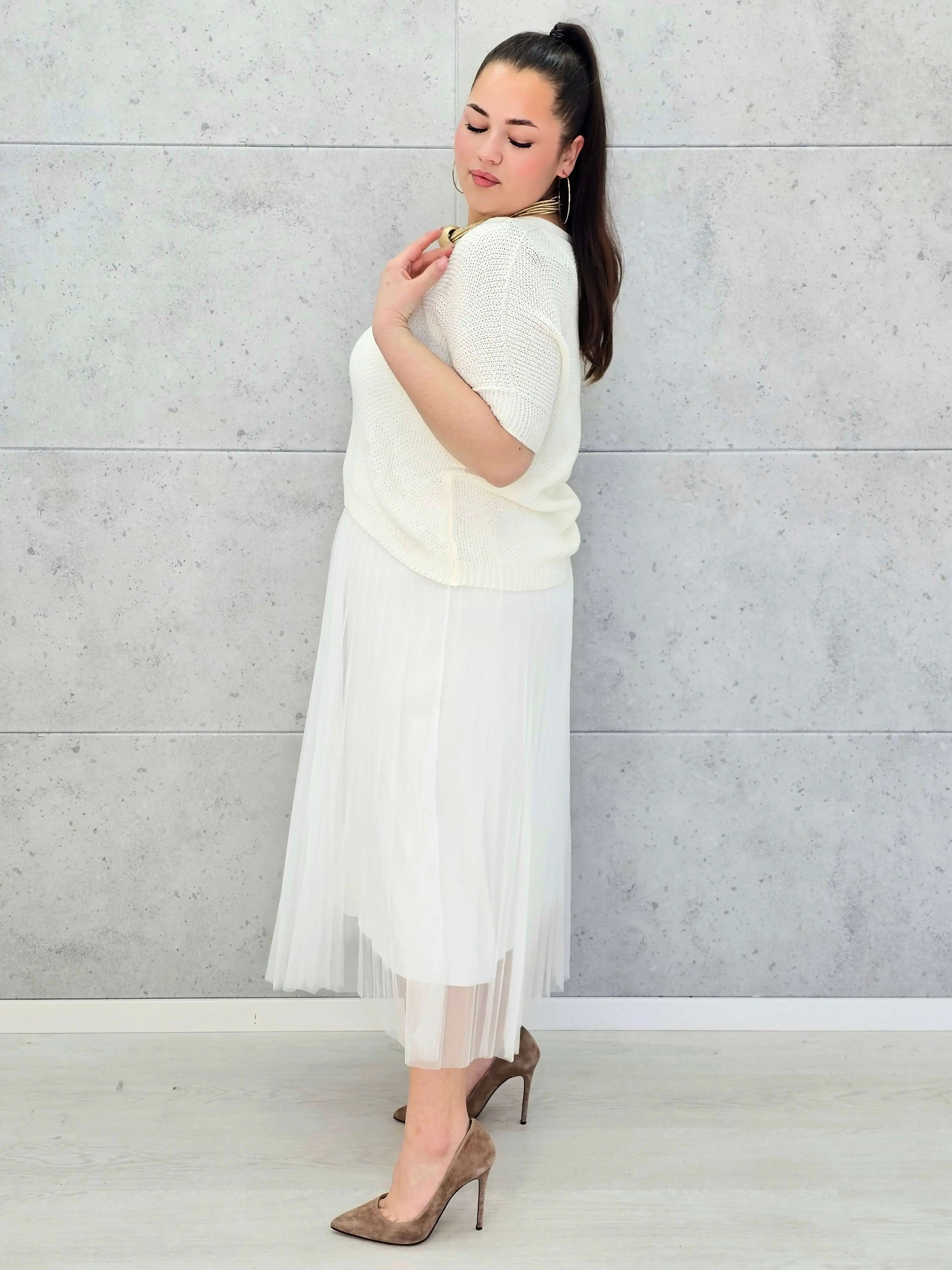 Sukienka plus size z lekką plisowaną spódnicą w eleganckiej bieli — Stylowa XL Stylowa XL