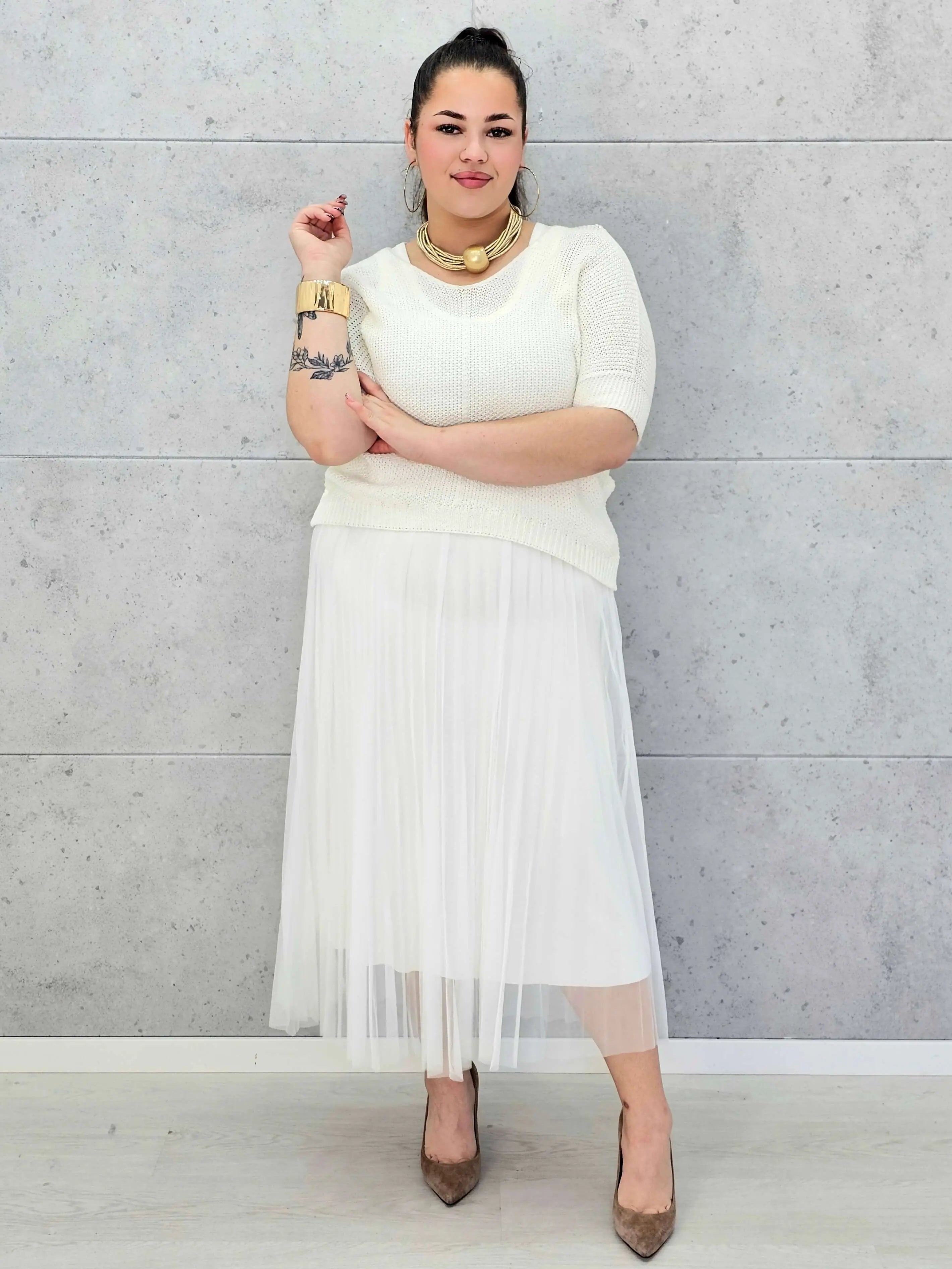 Sukienka plus size z lekką plisowaną spódnicą w eleganckiej bieli — Stylowa XL Stylowa XL
