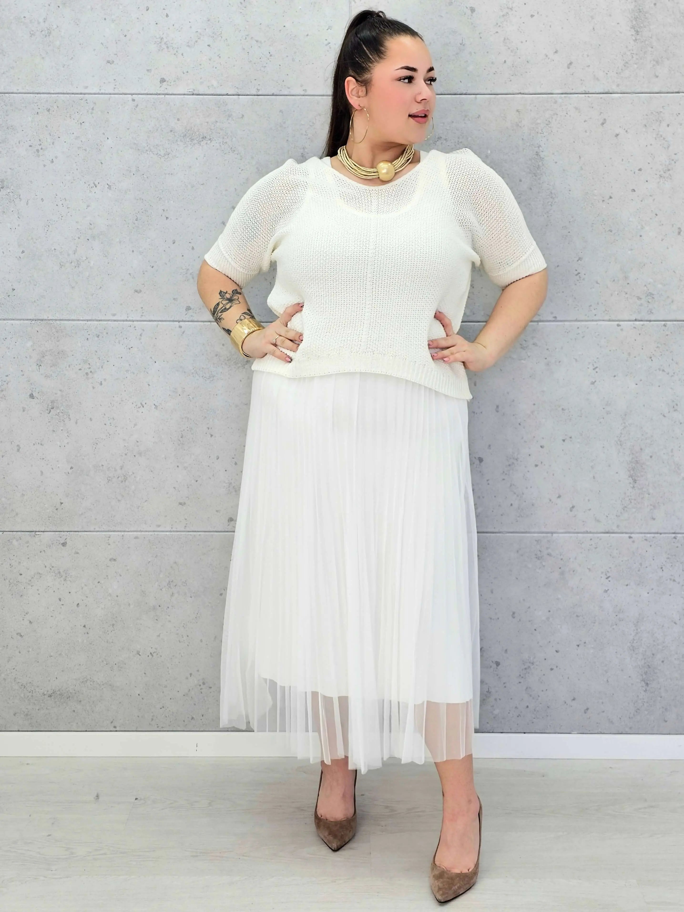 Sukienka plus size z lekką plisowaną spódnicą w eleganckiej bieli — Stylowa XL Stylowa XL