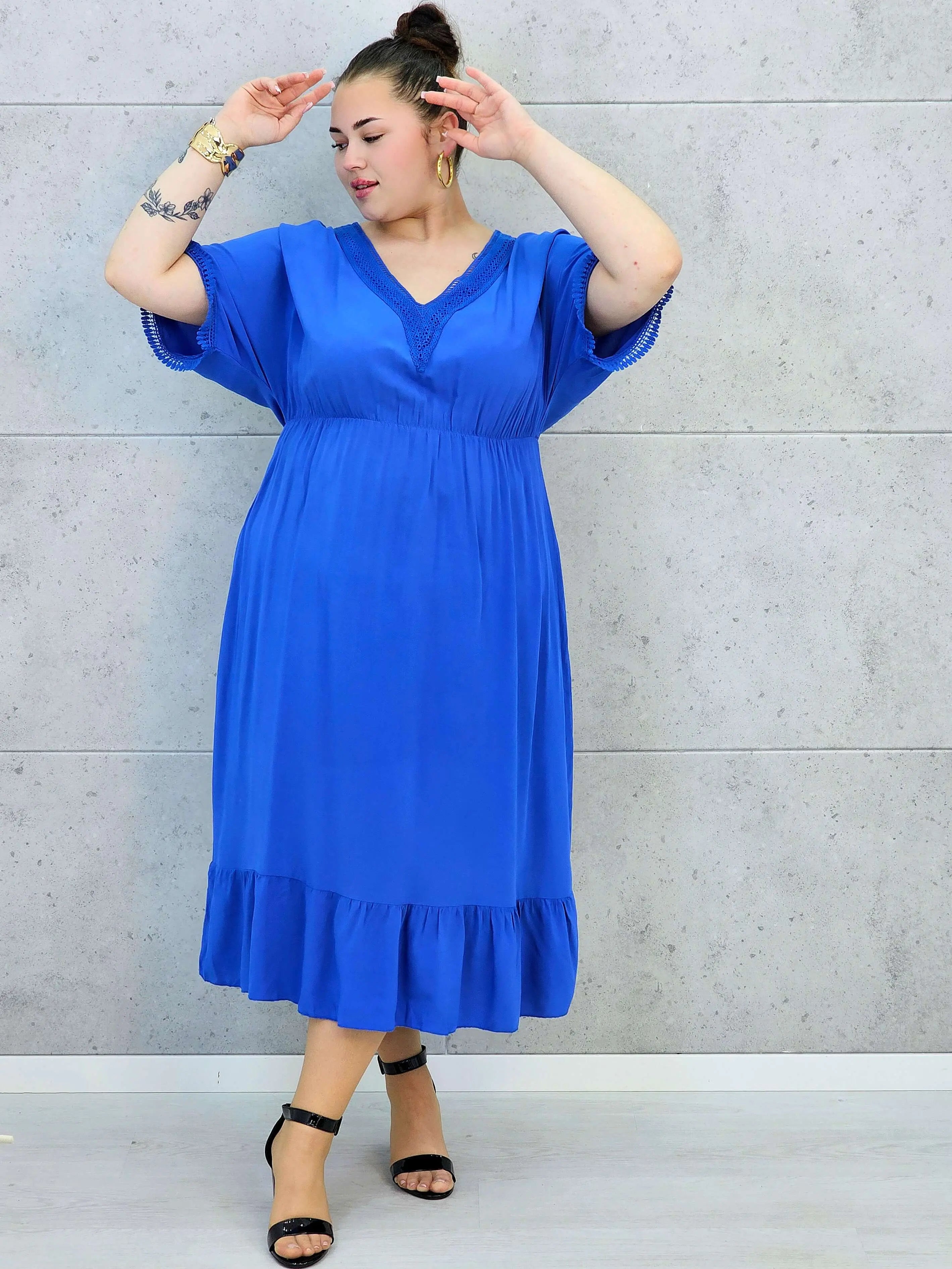 Sukienka plus size z lekkiej tkaniny – kobiecy fason dla sylwetki XXL Stylowa XL