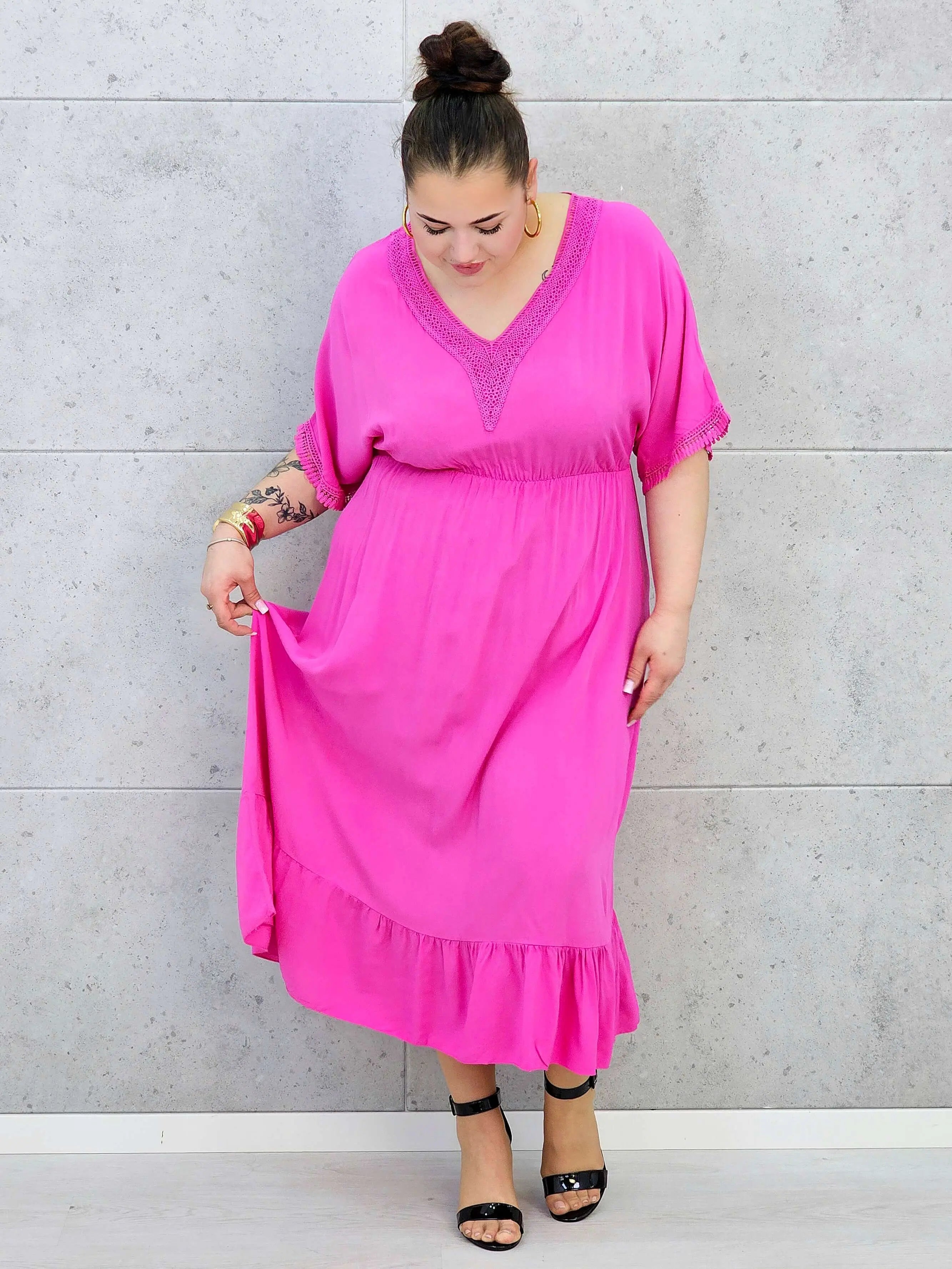 Sukienka plus size z lekkiej tkaniny – kobiecy fason dla sylwetki XXL Stylowa XL