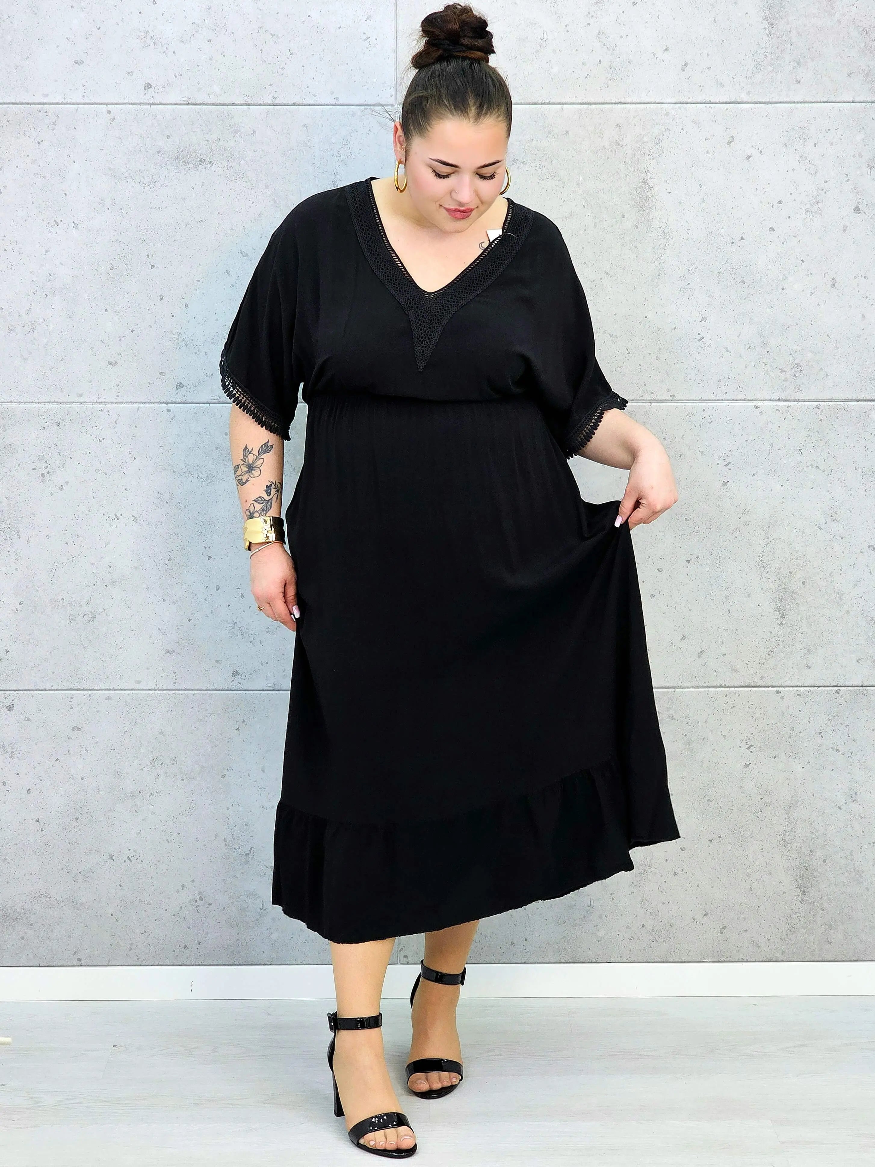 Sukienka plus size z lekkiej tkaniny – kobiecy fason dla sylwetki XXL Stylowa XL