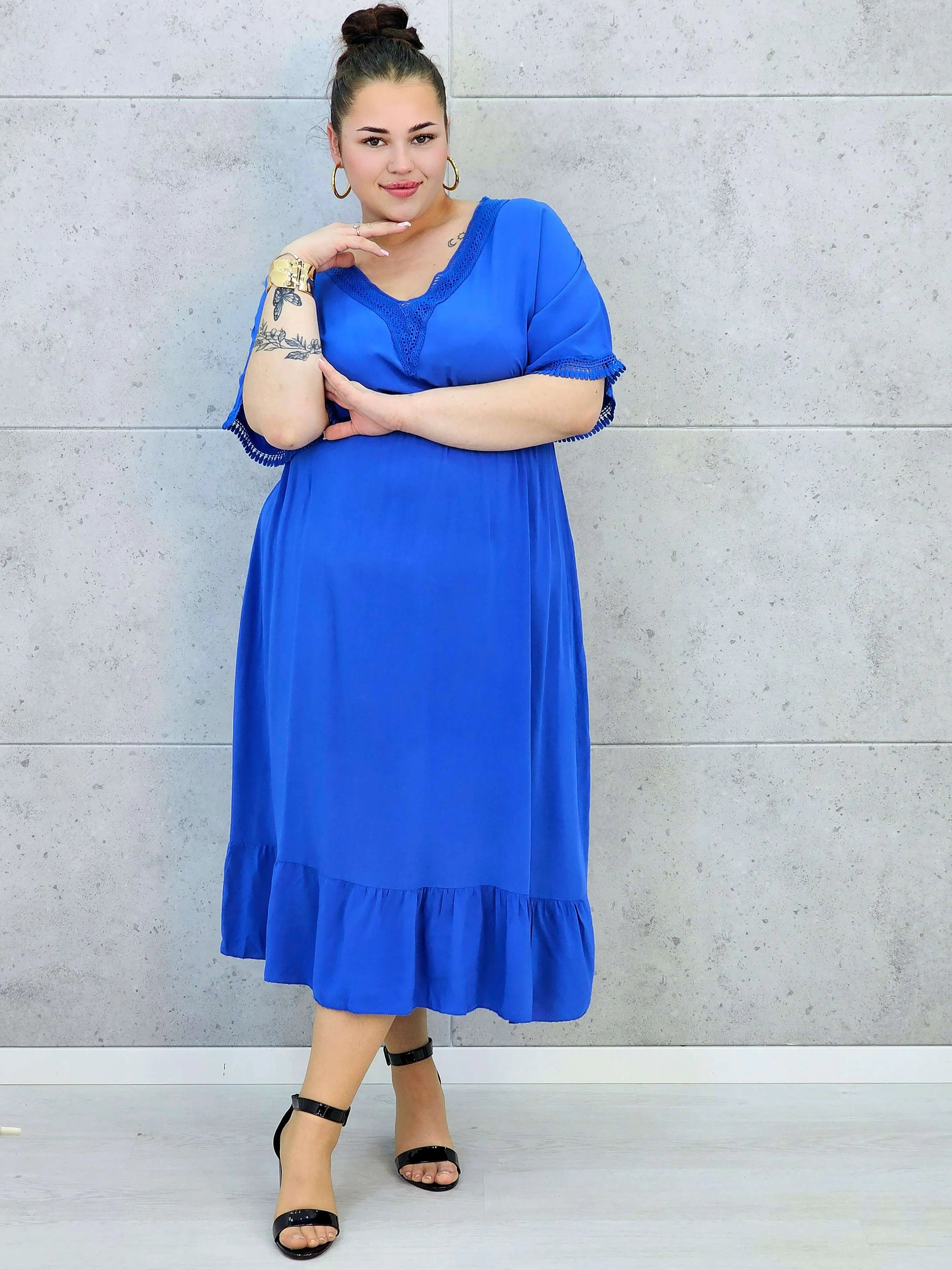 Sukienka plus size z lekkiej tkaniny – kobiecy fason dla sylwetki XXL Stylowa XL
