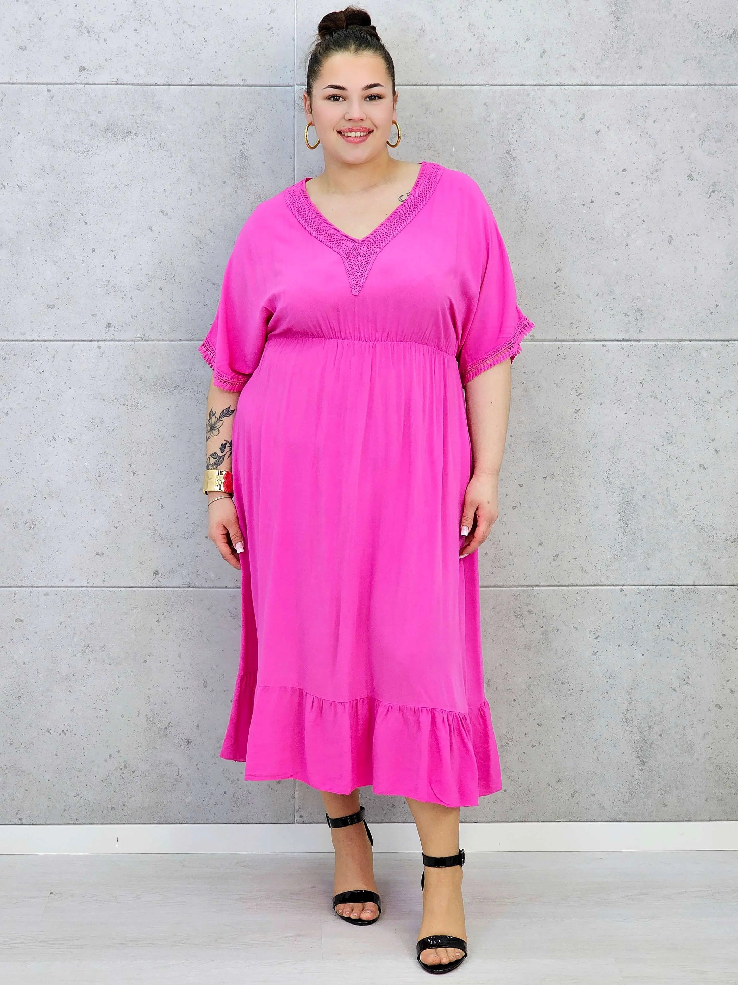 Sukienka plus size z lekkiej tkaniny – kobiecy fason dla sylwetki XXL Stylowa XL