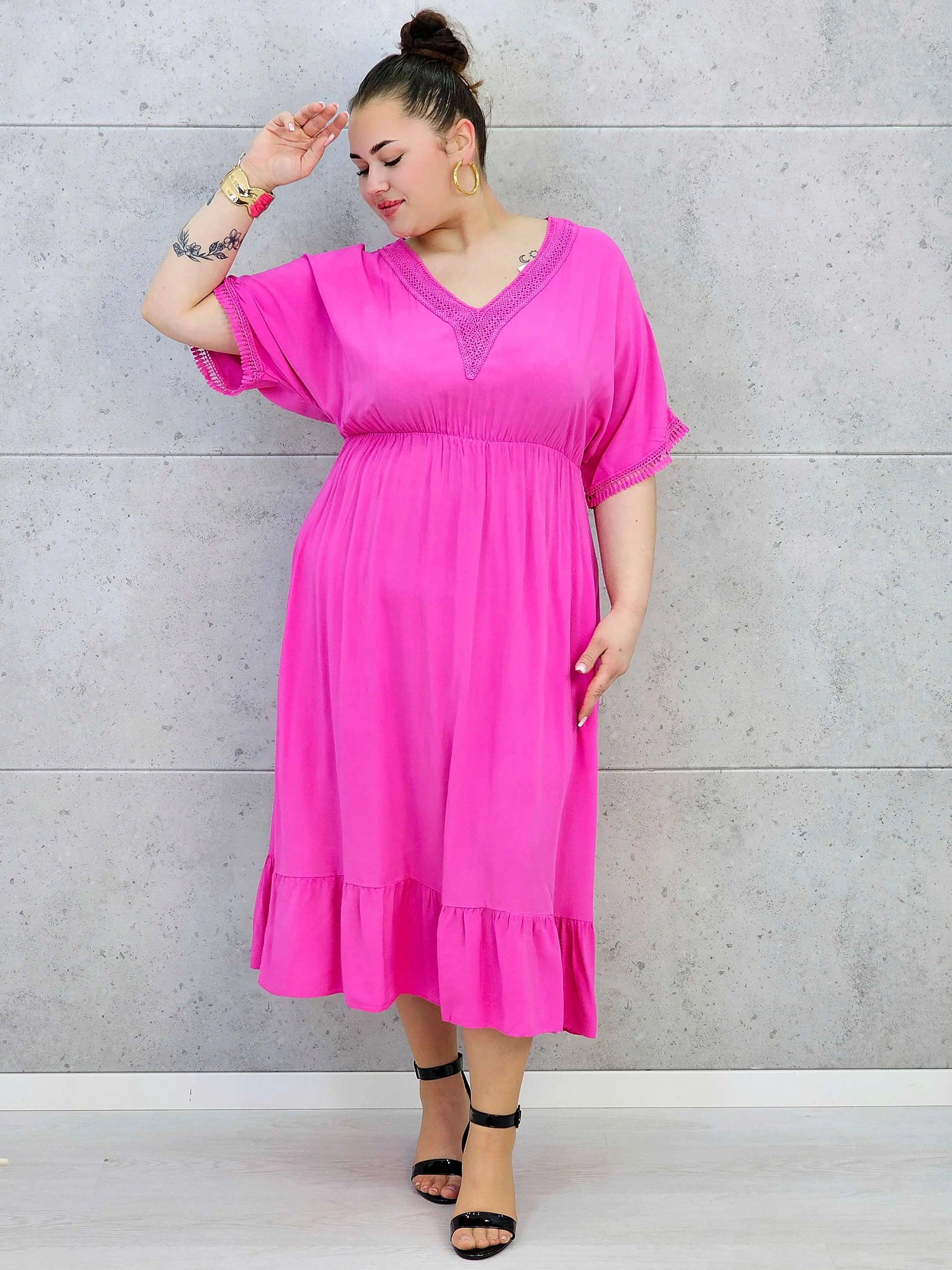Sukienka plus size z lekkiej tkaniny – kobiecy fason dla sylwetki XXL Stylowa XL