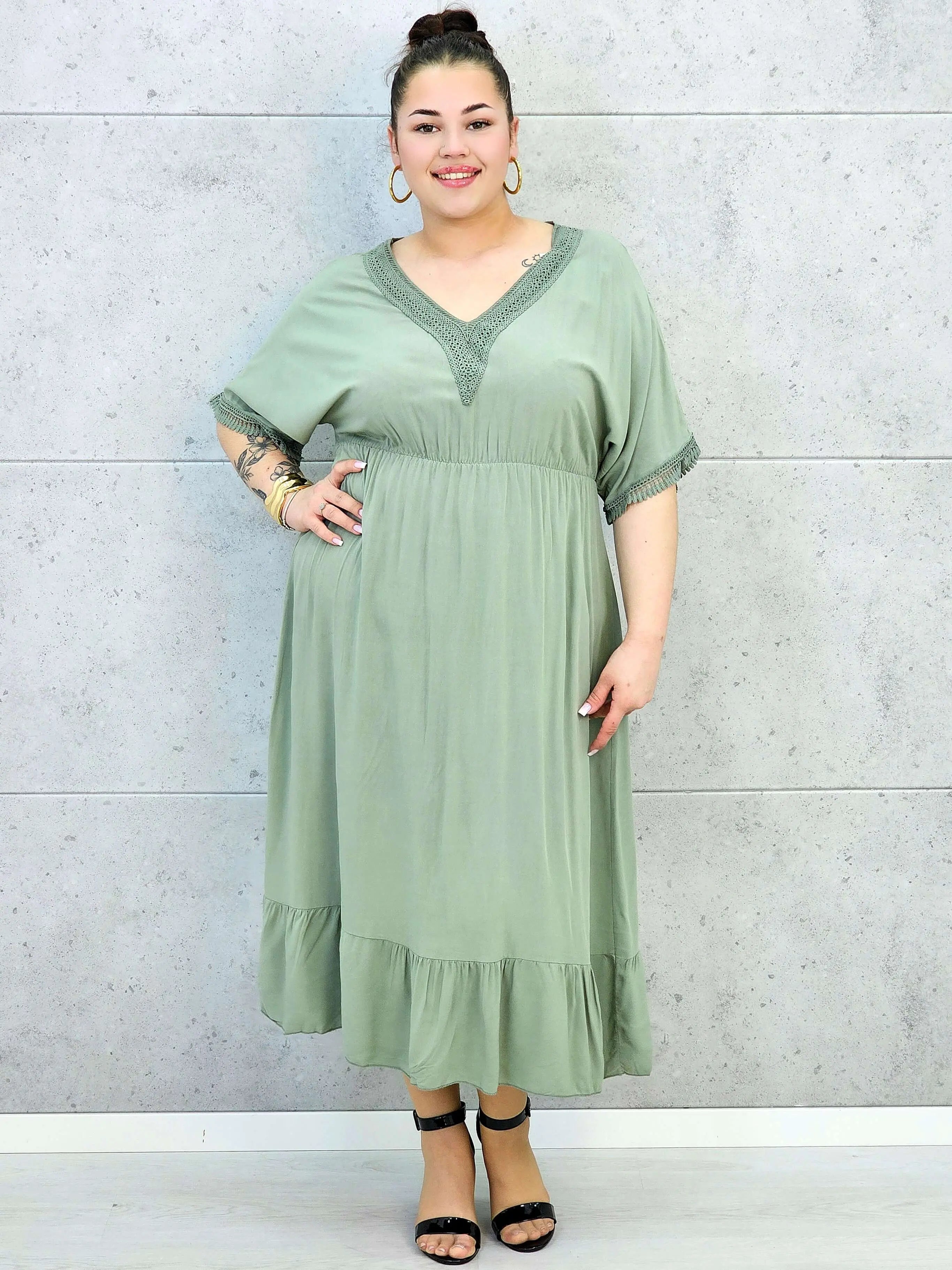 Sukienka plus size z lekkiej tkaniny – kobiecy fason dla sylwetki XXL Stylowa XL