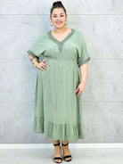 Sukienka plus size z lekkiej tkaniny – kobiecy fason dla sylwetki XXL Stylowa XL