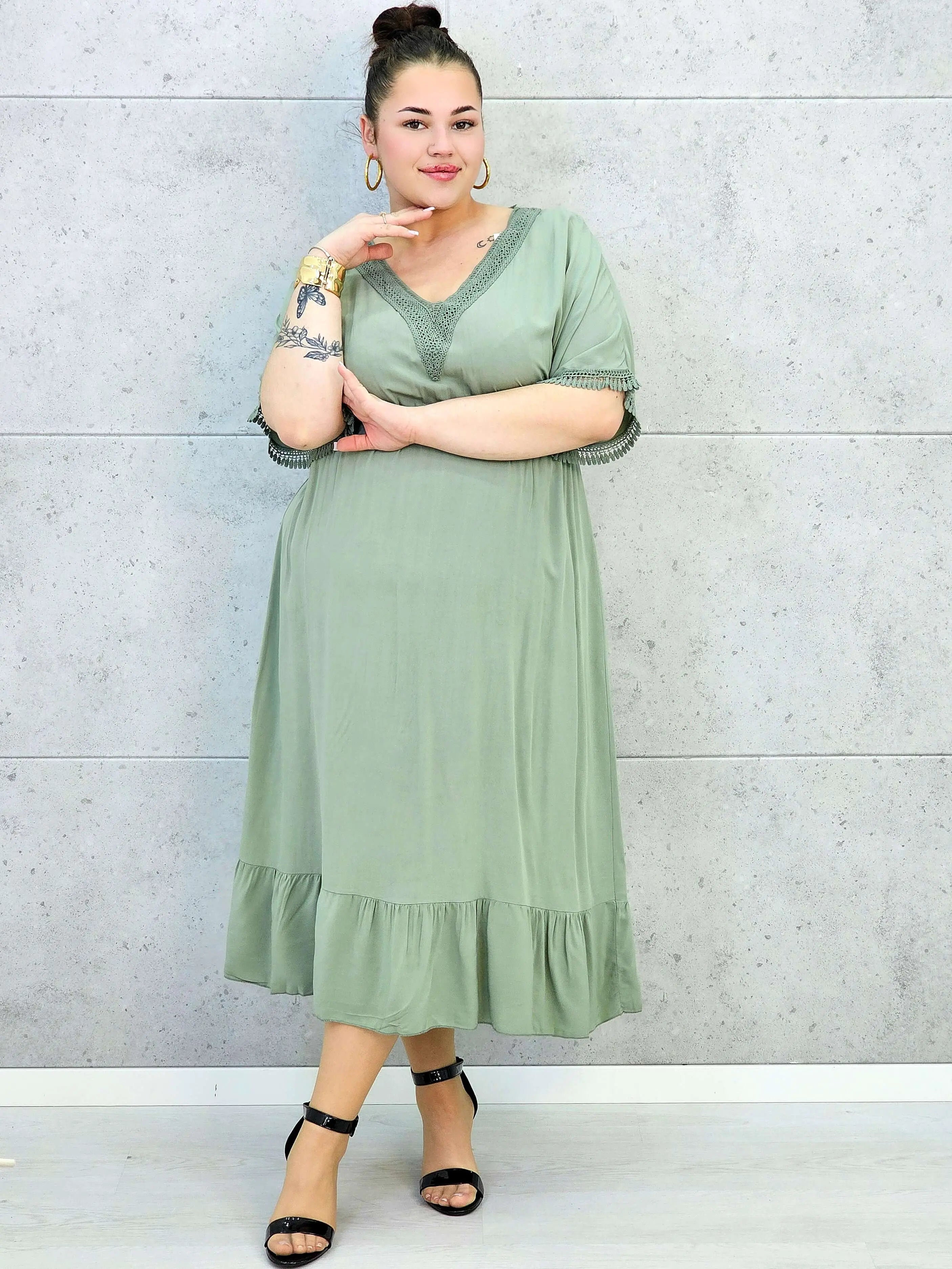 Sukienka plus size z lekkiej tkaniny – kobiecy fason dla sylwetki XXL Stylowa XL