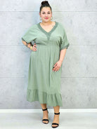 Sukienka plus size z lekkiej tkaniny – kobiecy fason dla sylwetki XXL Stylowa XL