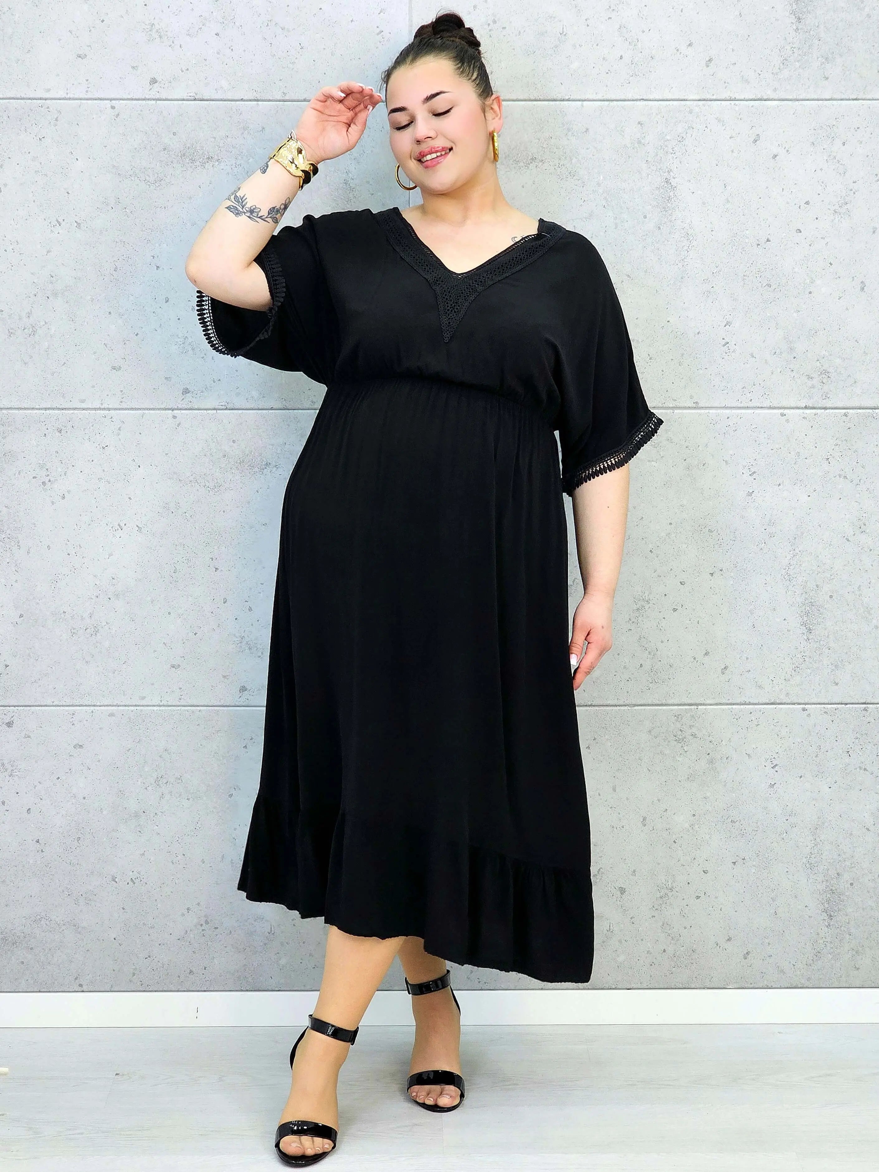 Sukienka plus size z lekkiej tkaniny – kobiecy fason dla sylwetki XXL Stylowa XL
