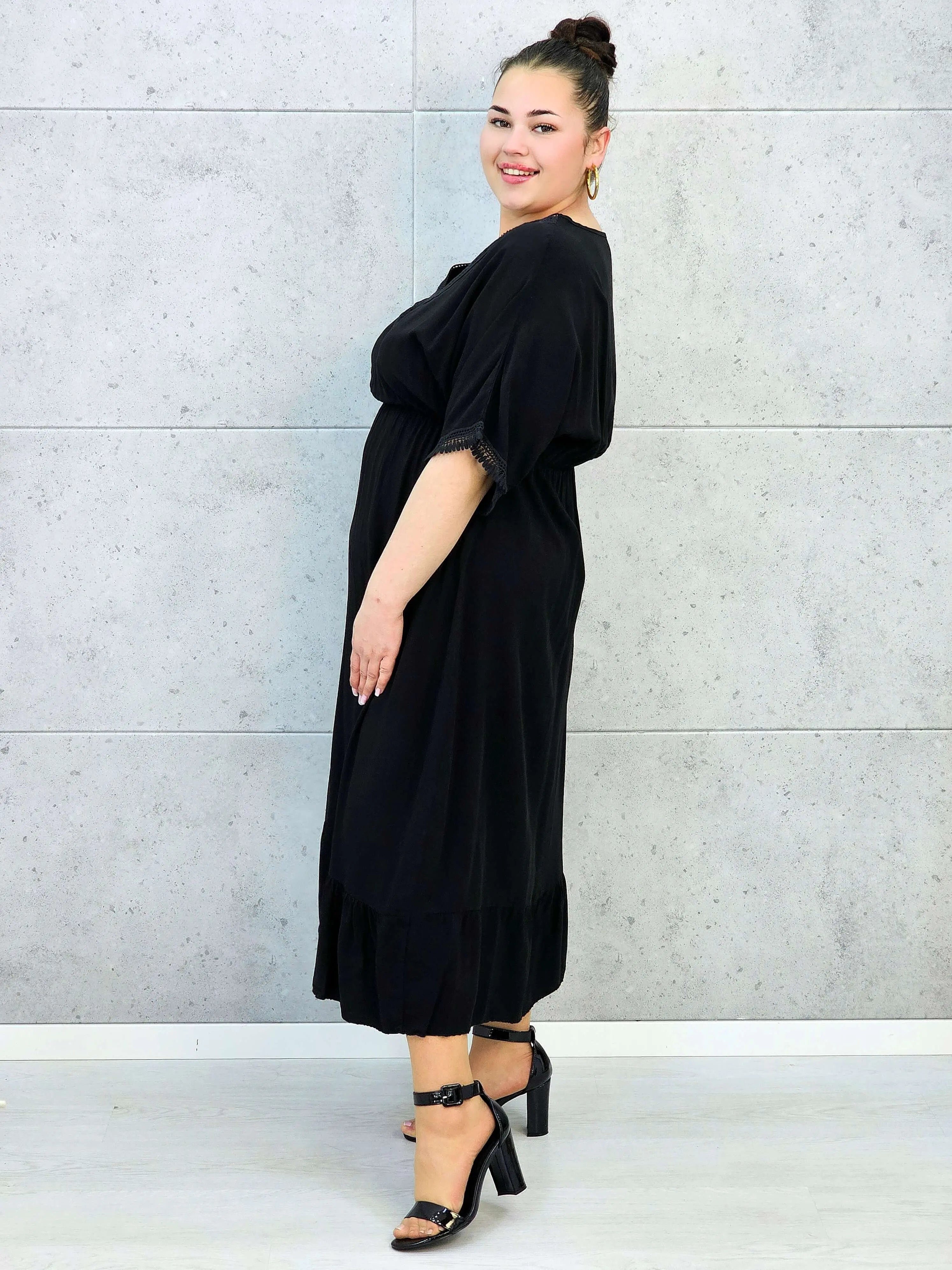 Sukienka plus size z lekkiej tkaniny – kobiecy fason dla sylwetki XXL Stylowa XL