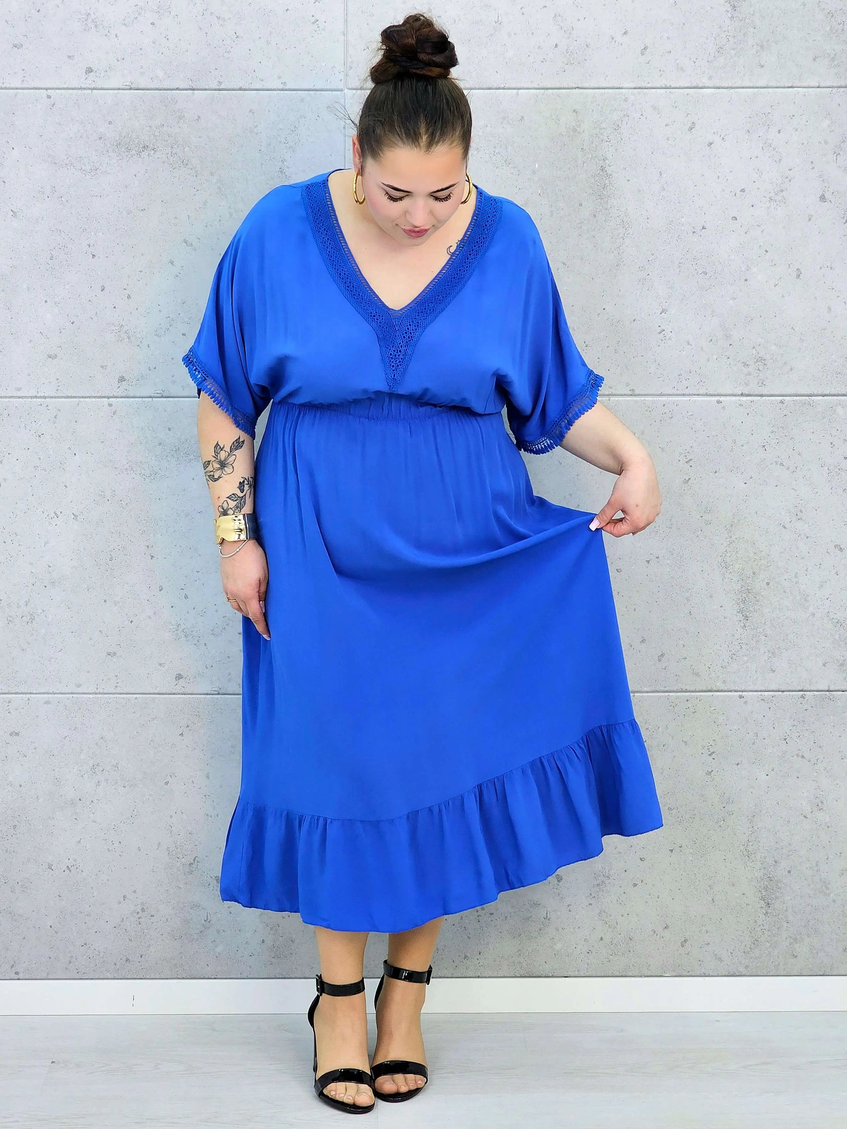 Sukienka plus size z lekkiej tkaniny – kobiecy fason dla sylwetki XXL Stylowa XL