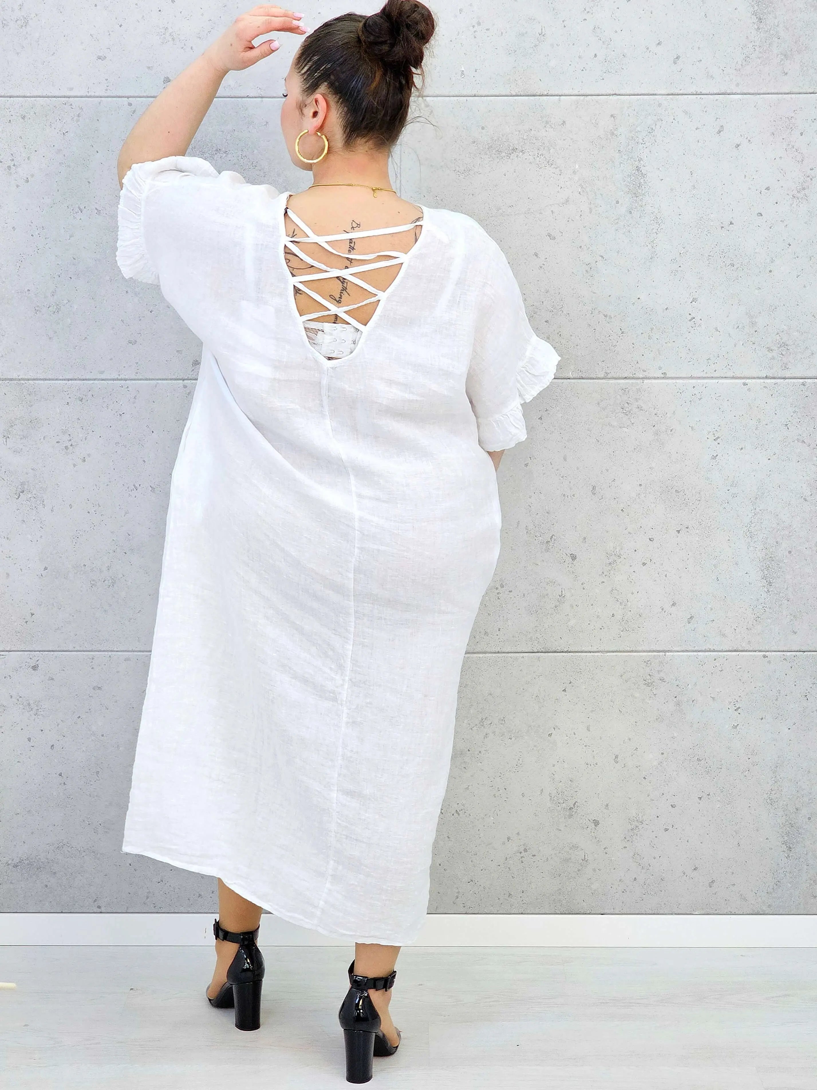 Sukienka plus size z luźnym fasonem i efektownym wiązaniem na plecach Stylowa XL