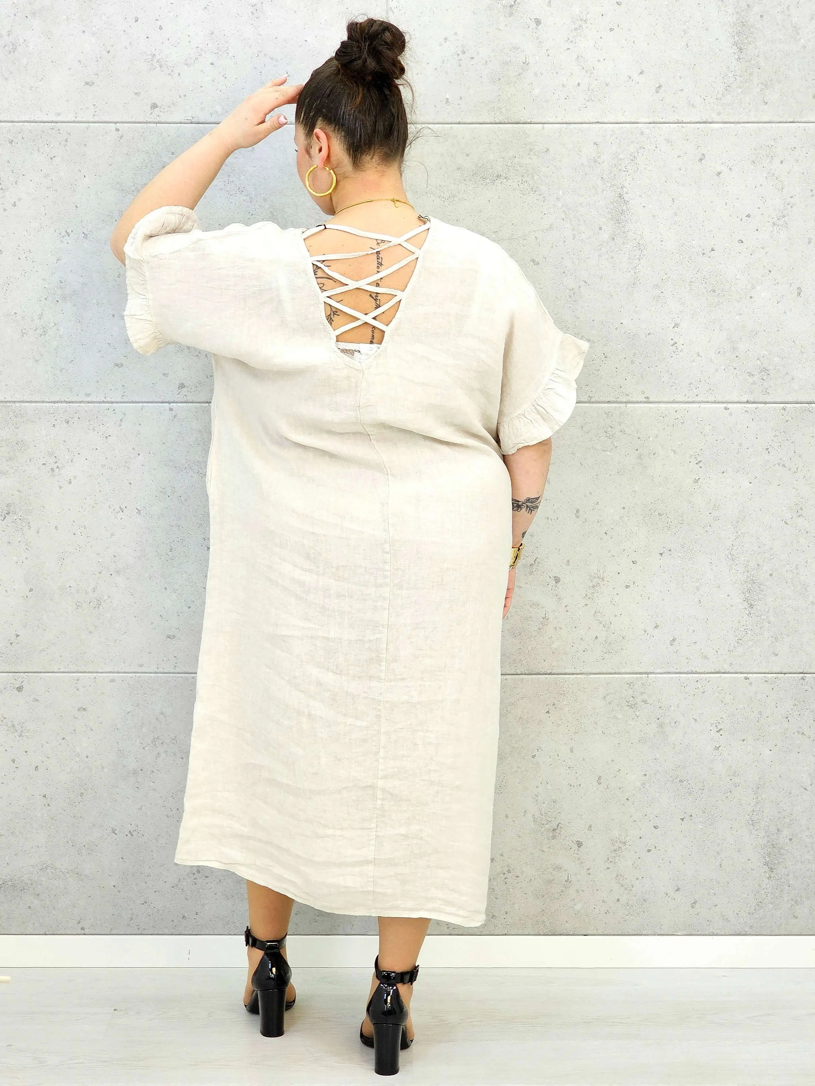 Sukienka plus size z luźnym fasonem i efektownym wiązaniem na plecach Stylowa XL