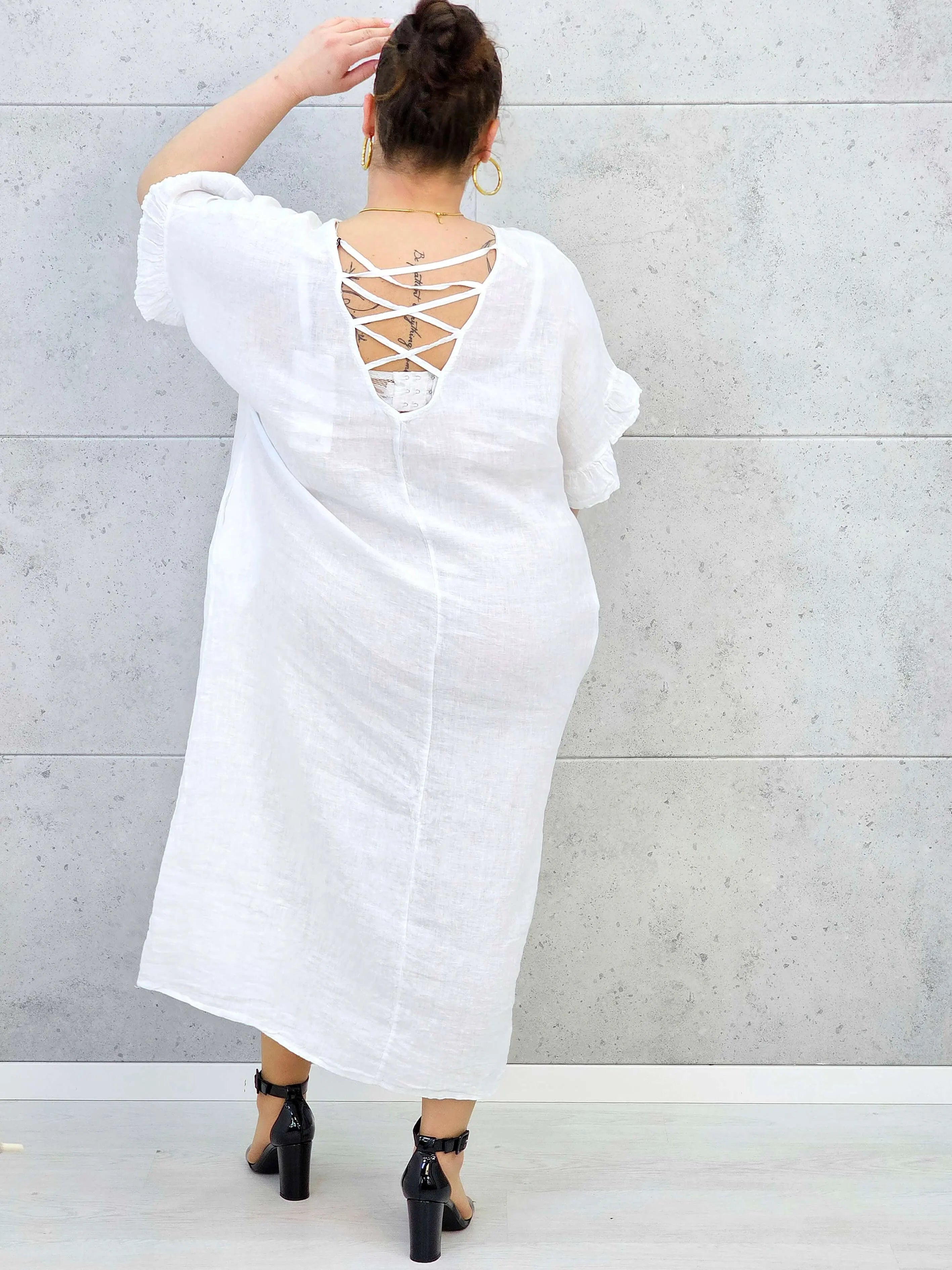 Sukienka plus size z luźnym fasonem i efektownym wiązaniem na plecach Stylowa XL