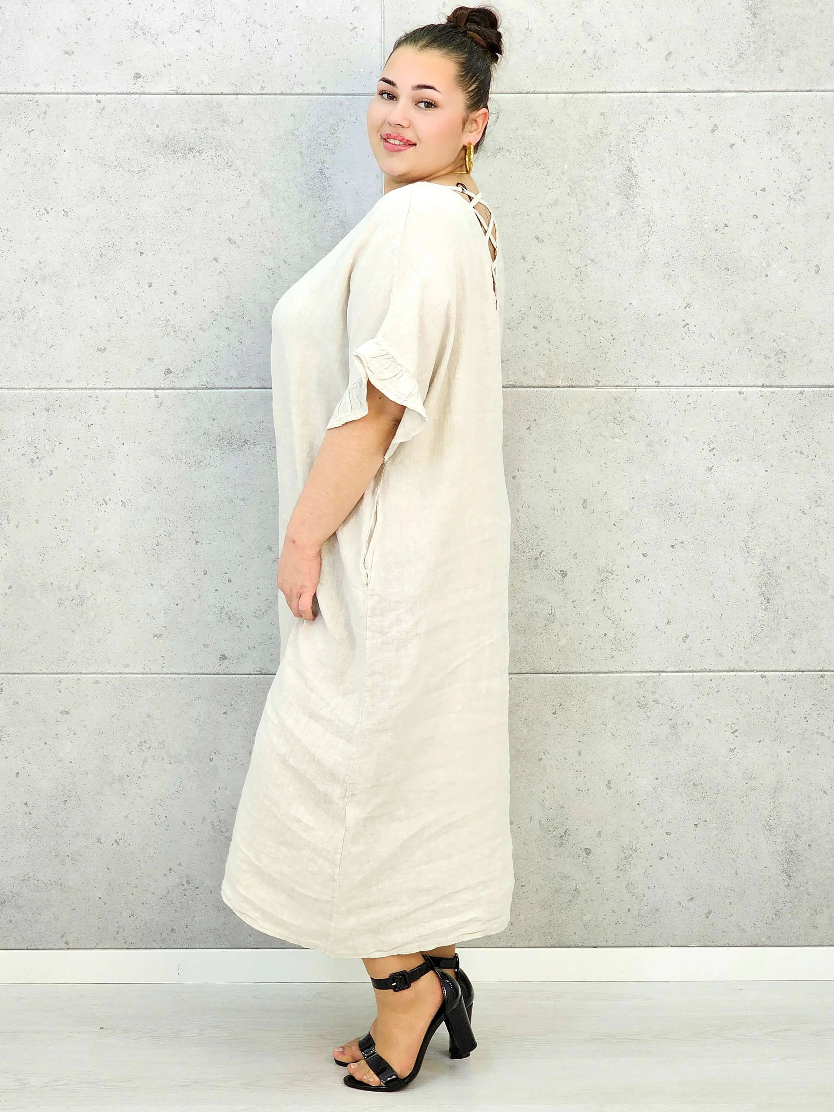 Sukienka plus size z luźnym fasonem i efektownym wiązaniem na plecach Stylowa XL