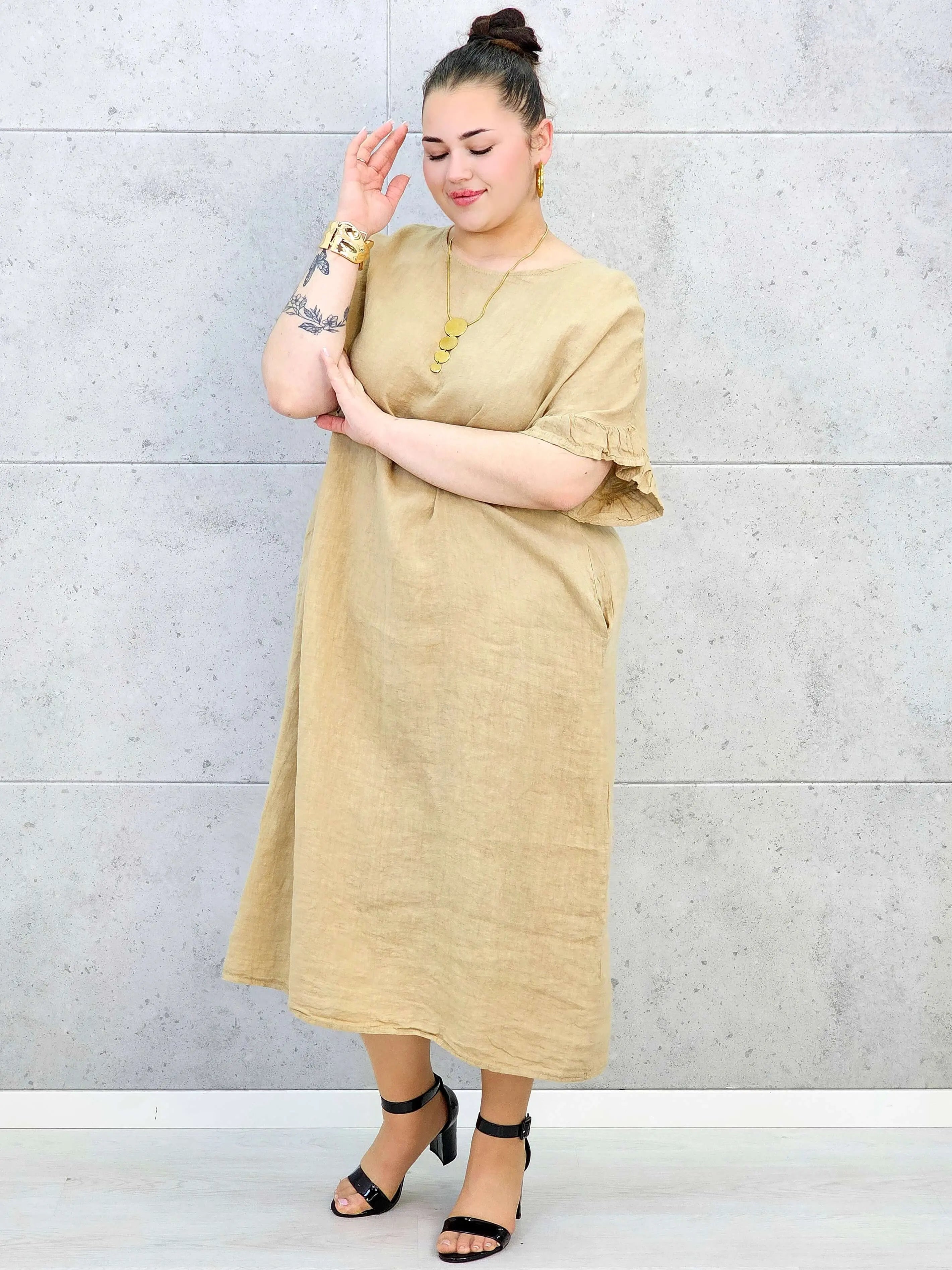 Sukienka plus size z luźnym fasonem i efektownym wiązaniem na plecach Stylowa XL