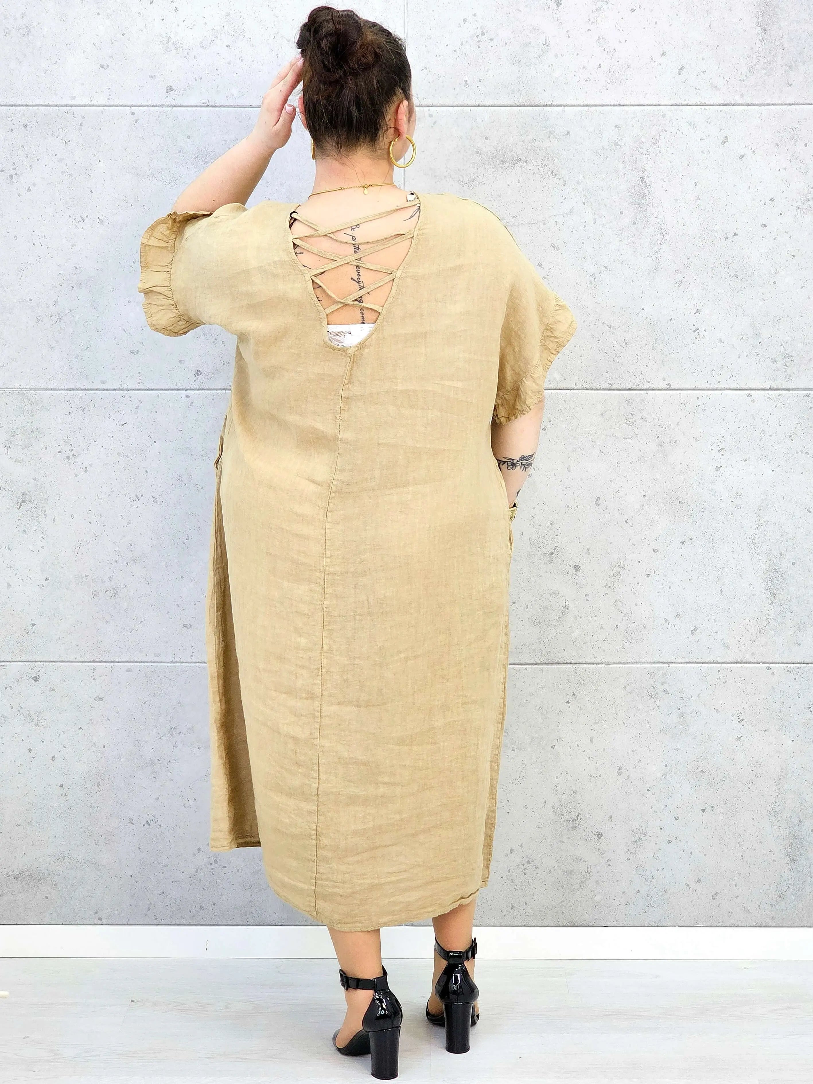 Sukienka plus size z luźnym fasonem i efektownym wiązaniem na plecach Stylowa XL