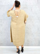 Sukienka plus size z luźnym fasonem i efektownym wiązaniem na plecach Stylowa XL