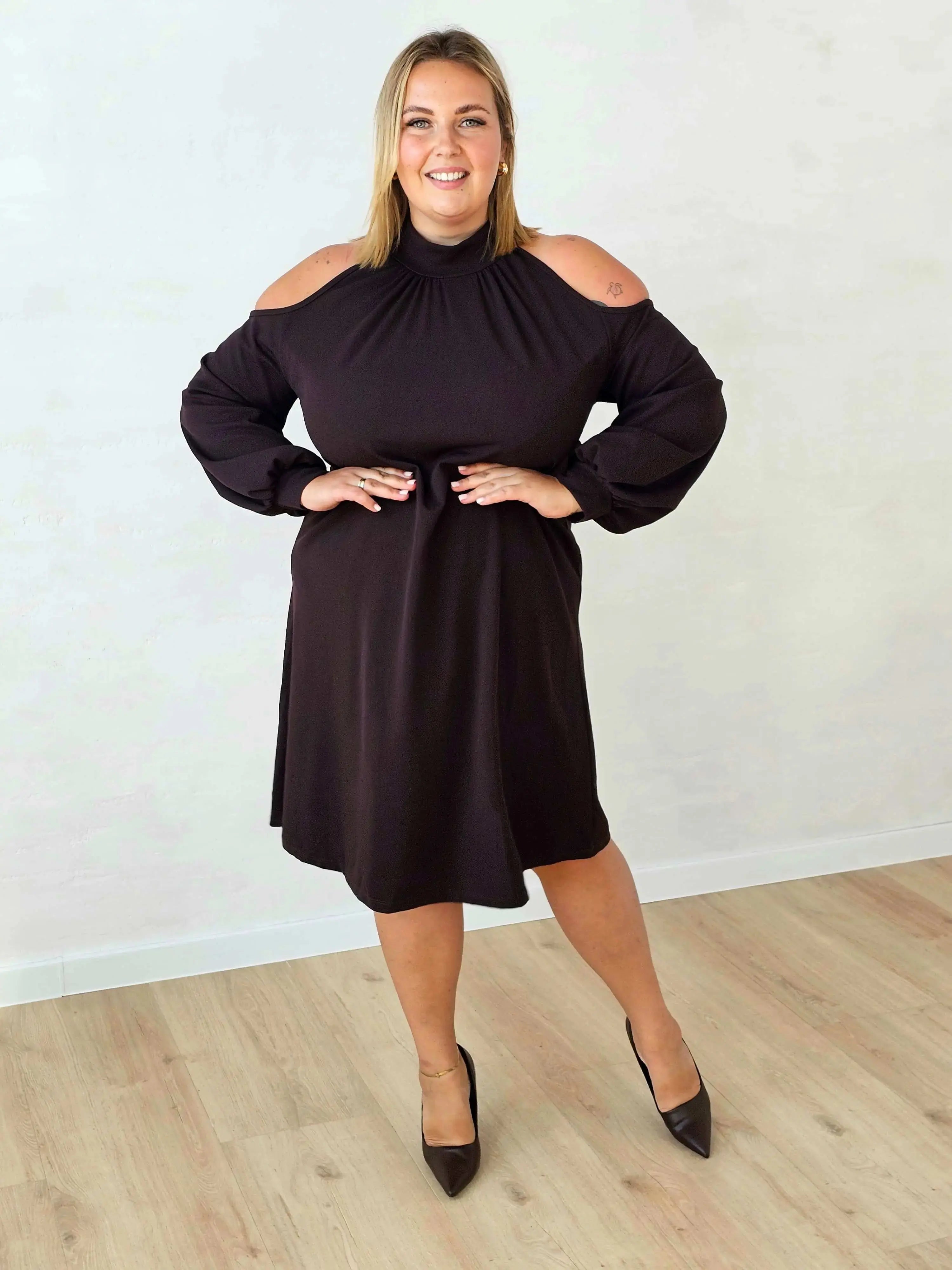 Sukienka plus size z odkrytymi ramionami Stylowa XL